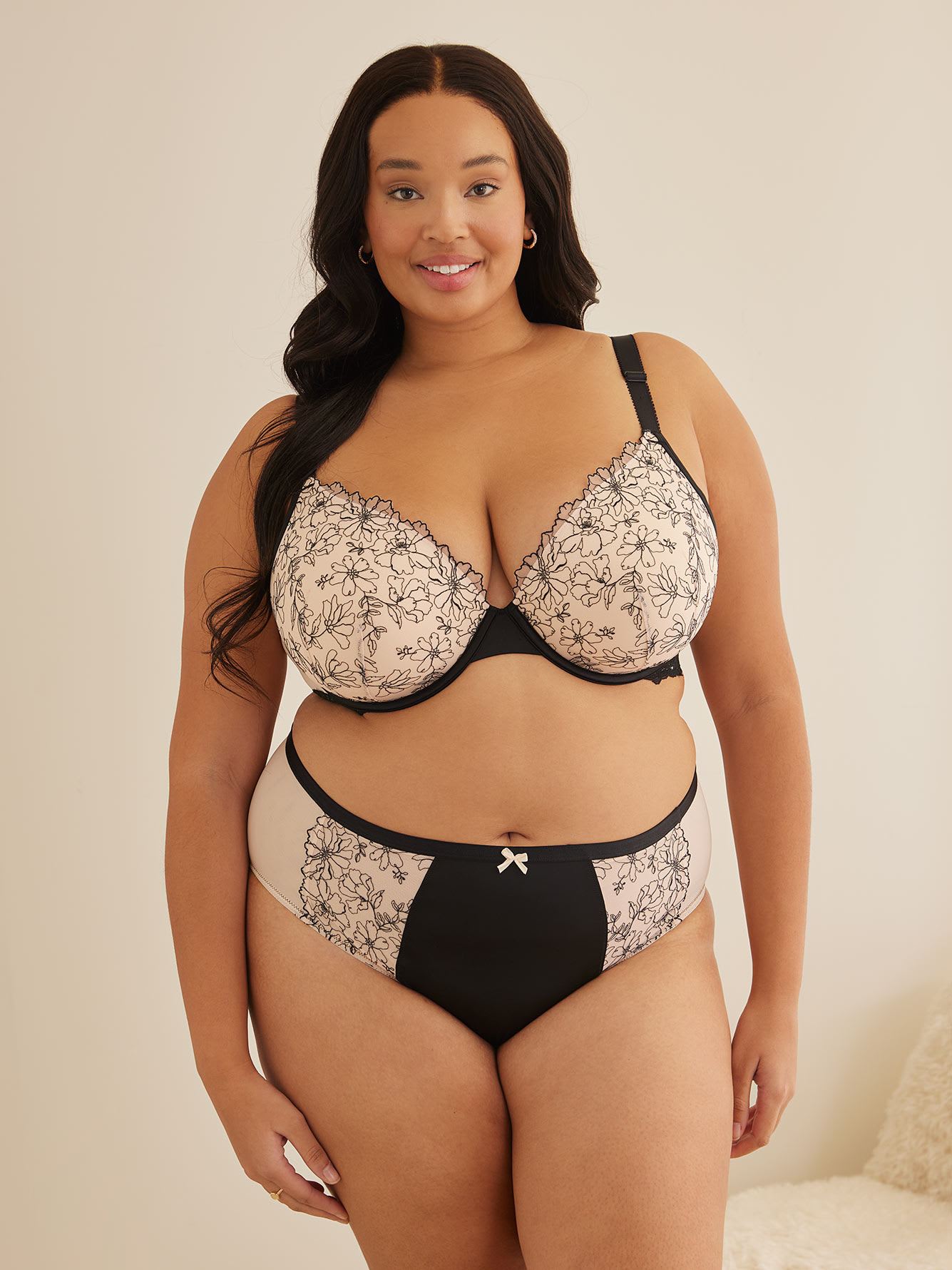Underwire Padded Plunge Bra with Embroidery - Déesse Collection