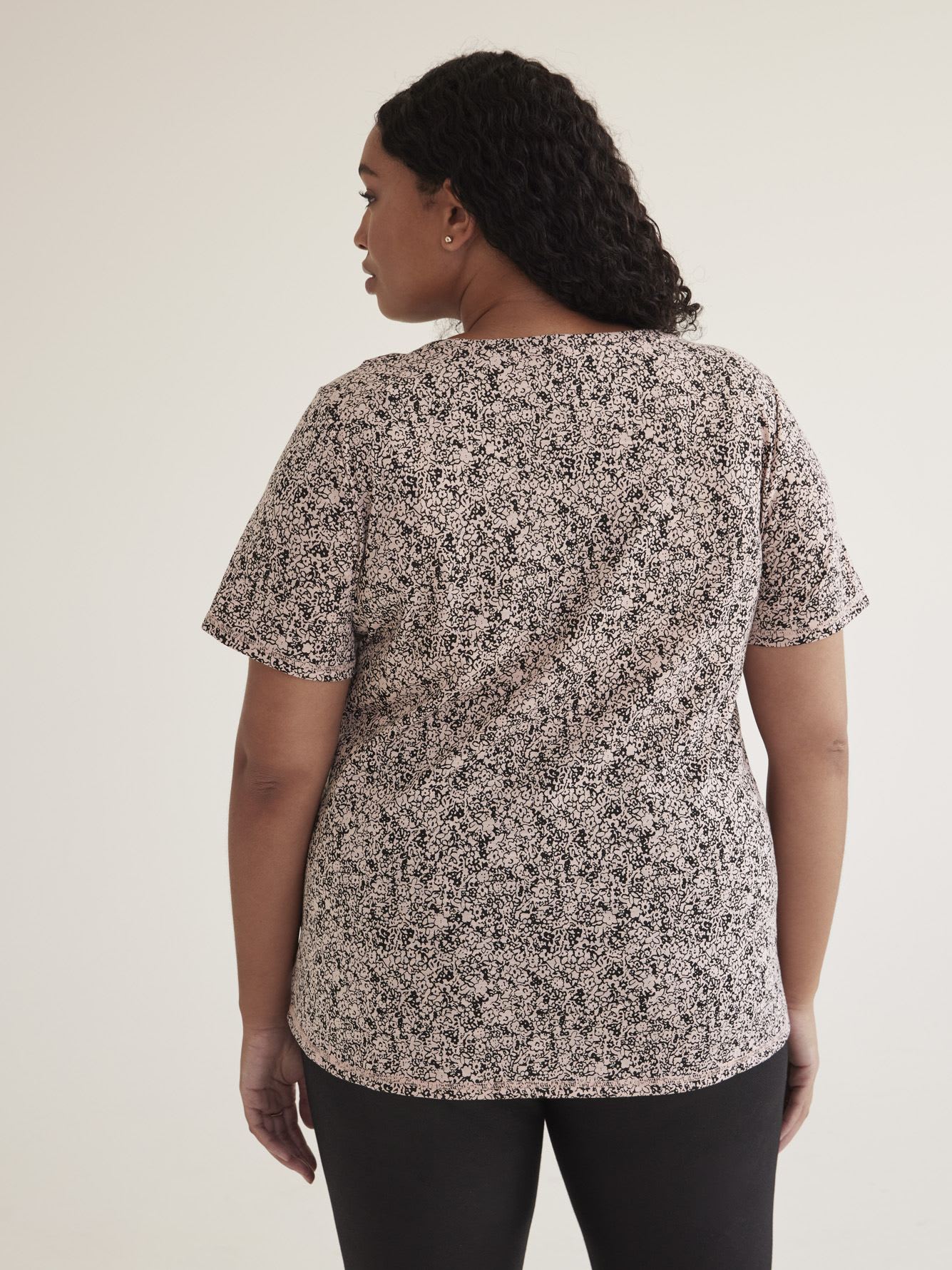 Printed Curvy-Fit Crewneck Tee - PENN. Essentials