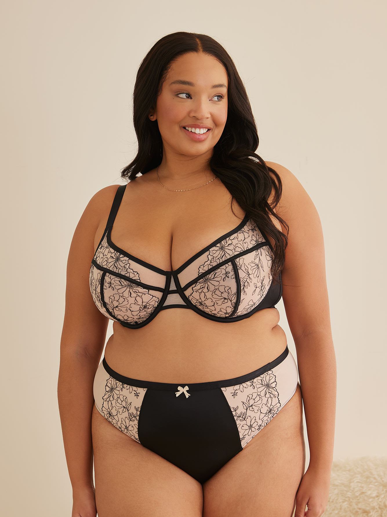 Underwire Unlined Bra with Embroidery - Déesse Collection