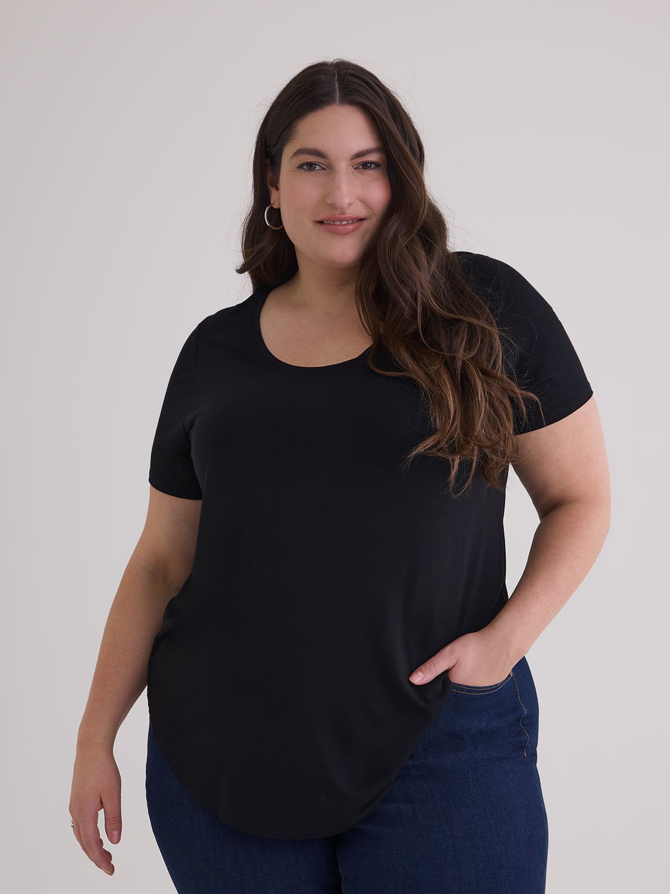 Modern Fit Scoop-Neck Tee - PENN. Essentials