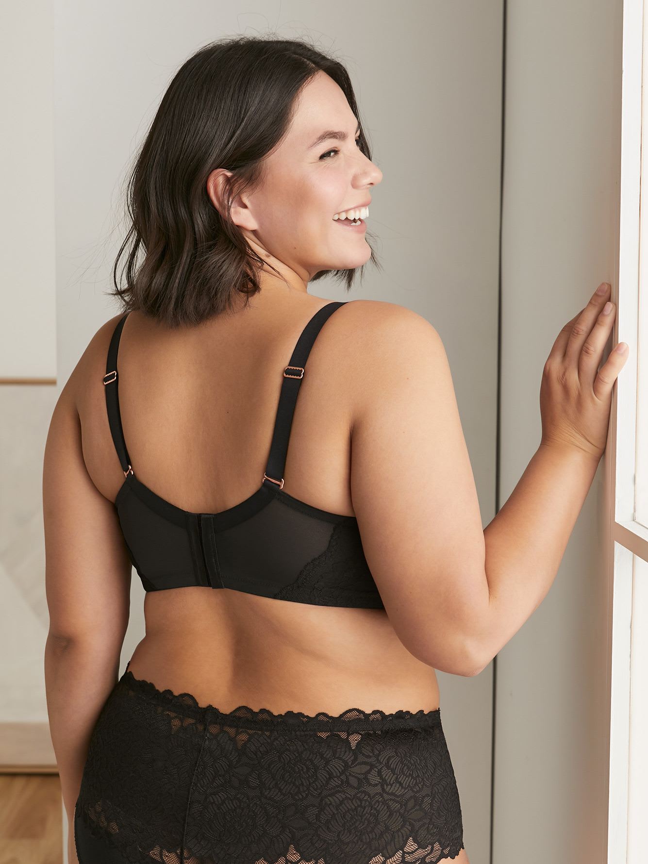 Wireless Plunge Bra With Mesh At Back - Déesse Collection