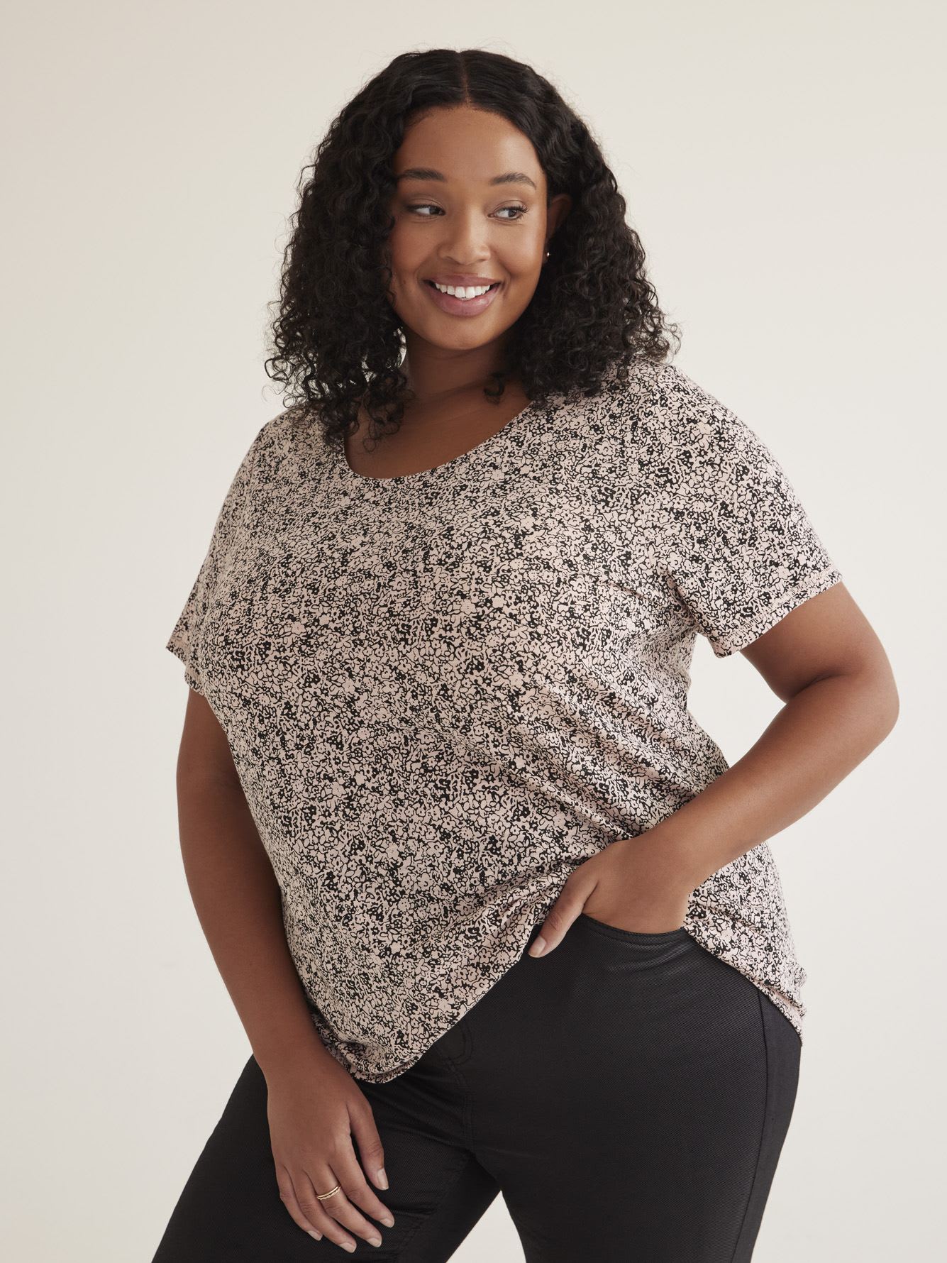 Printed Curvy-Fit Crewneck Tee - PENN. Essentials