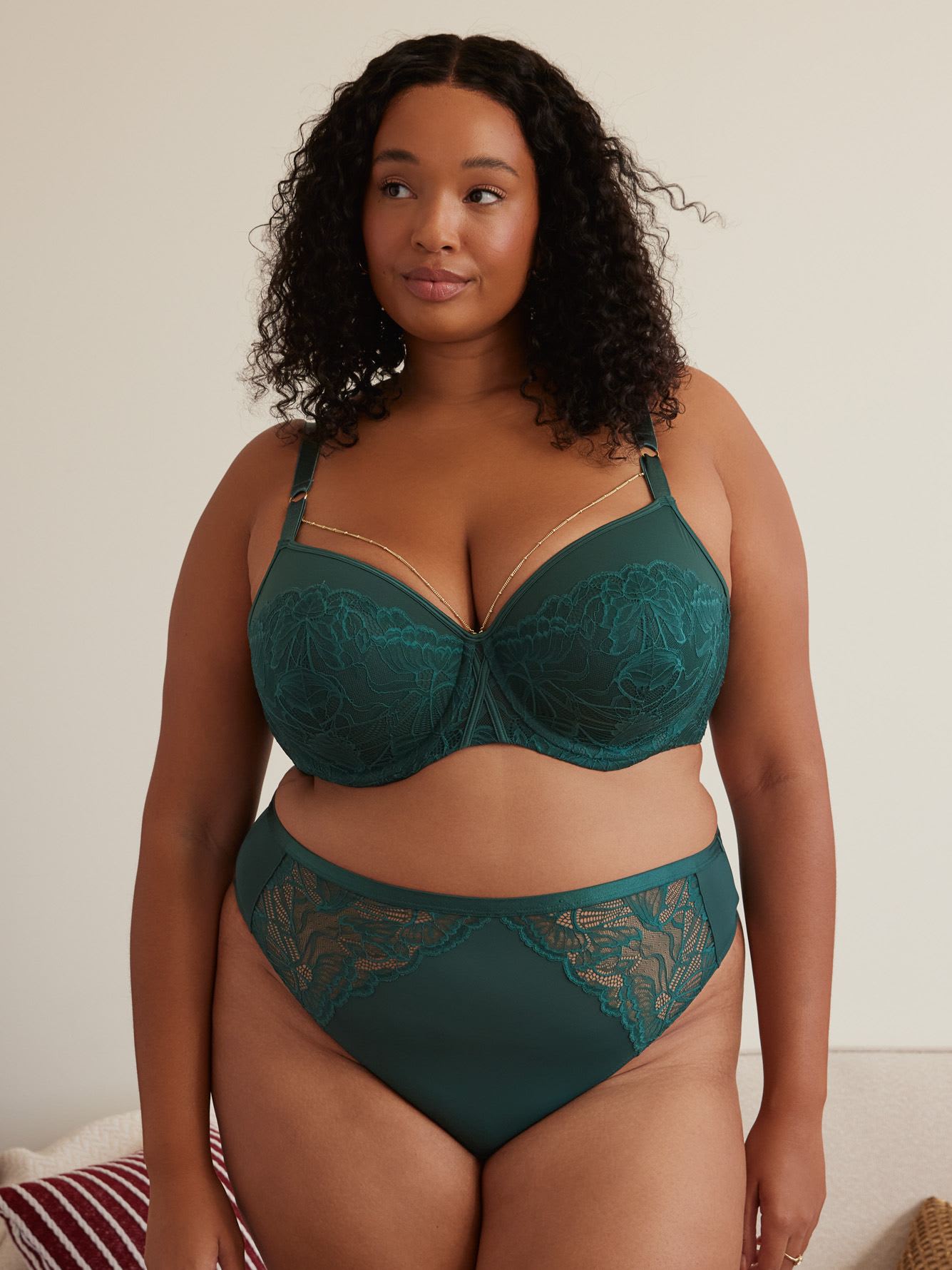 Lace Underwire Balconette Bra with Detachable Chain - Déesse Collection
