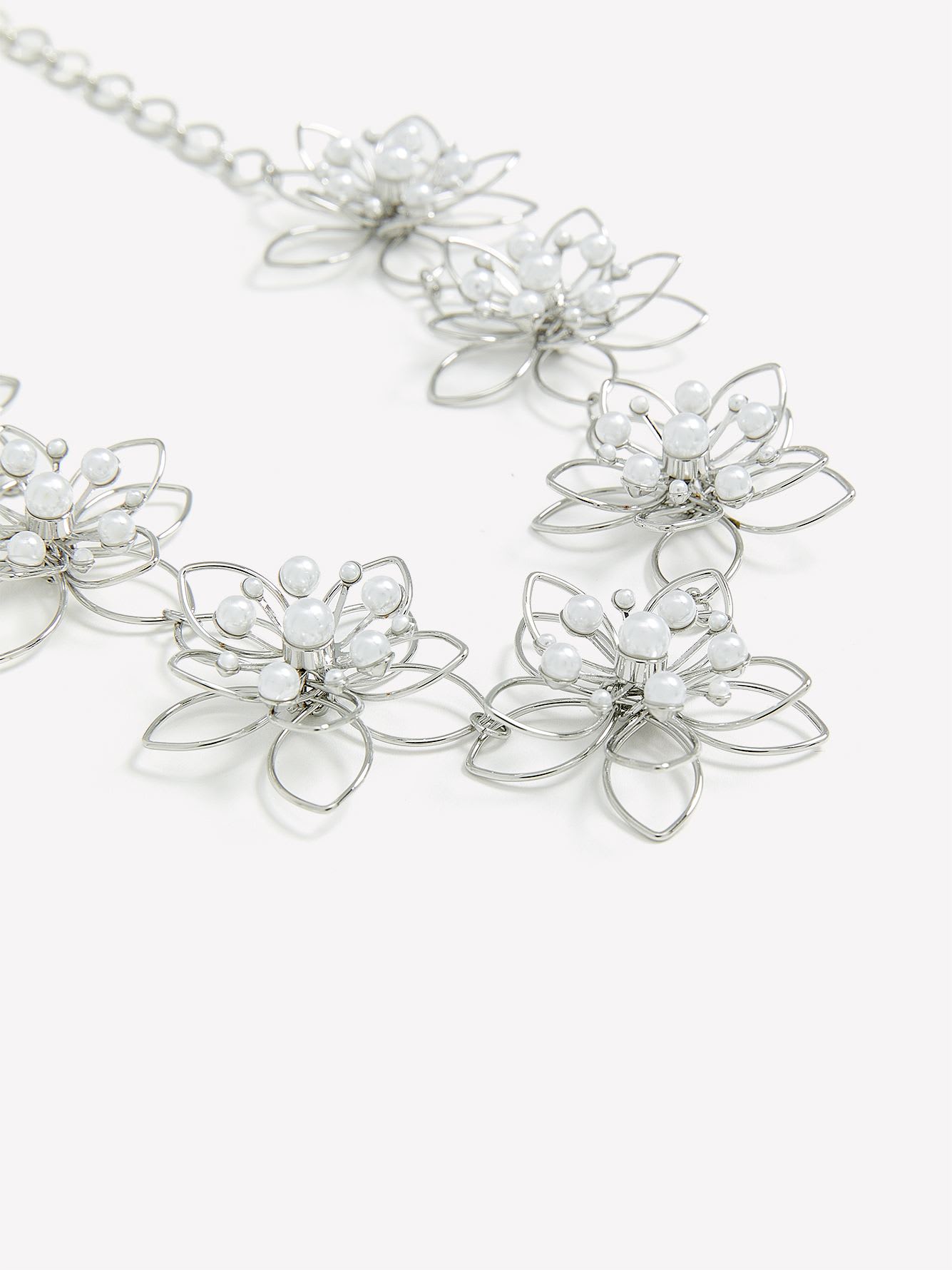 Short Flower Necklace with Pearl