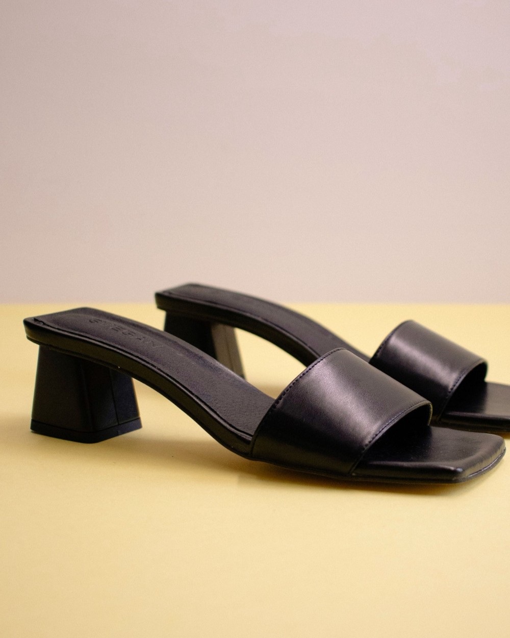 SVEGAN - Squared Black Sandals