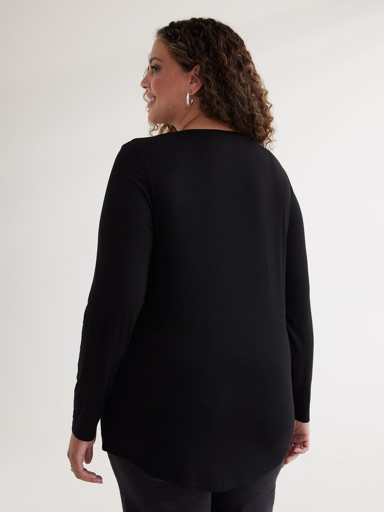 Long Black Modern-Fit Tee - PENN. Essentials