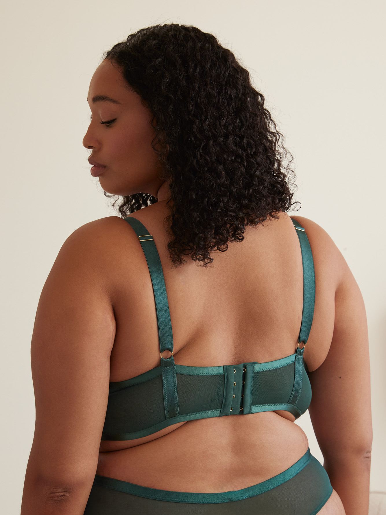 Lace Underwire Balconette Bra with Detachable Chain - Déesse Collection