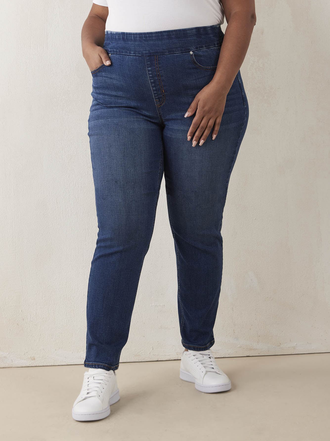 Petite, Savvy Fit Pull-On Straight Leg Jeans - d/c JEANS - PENN. Essentials