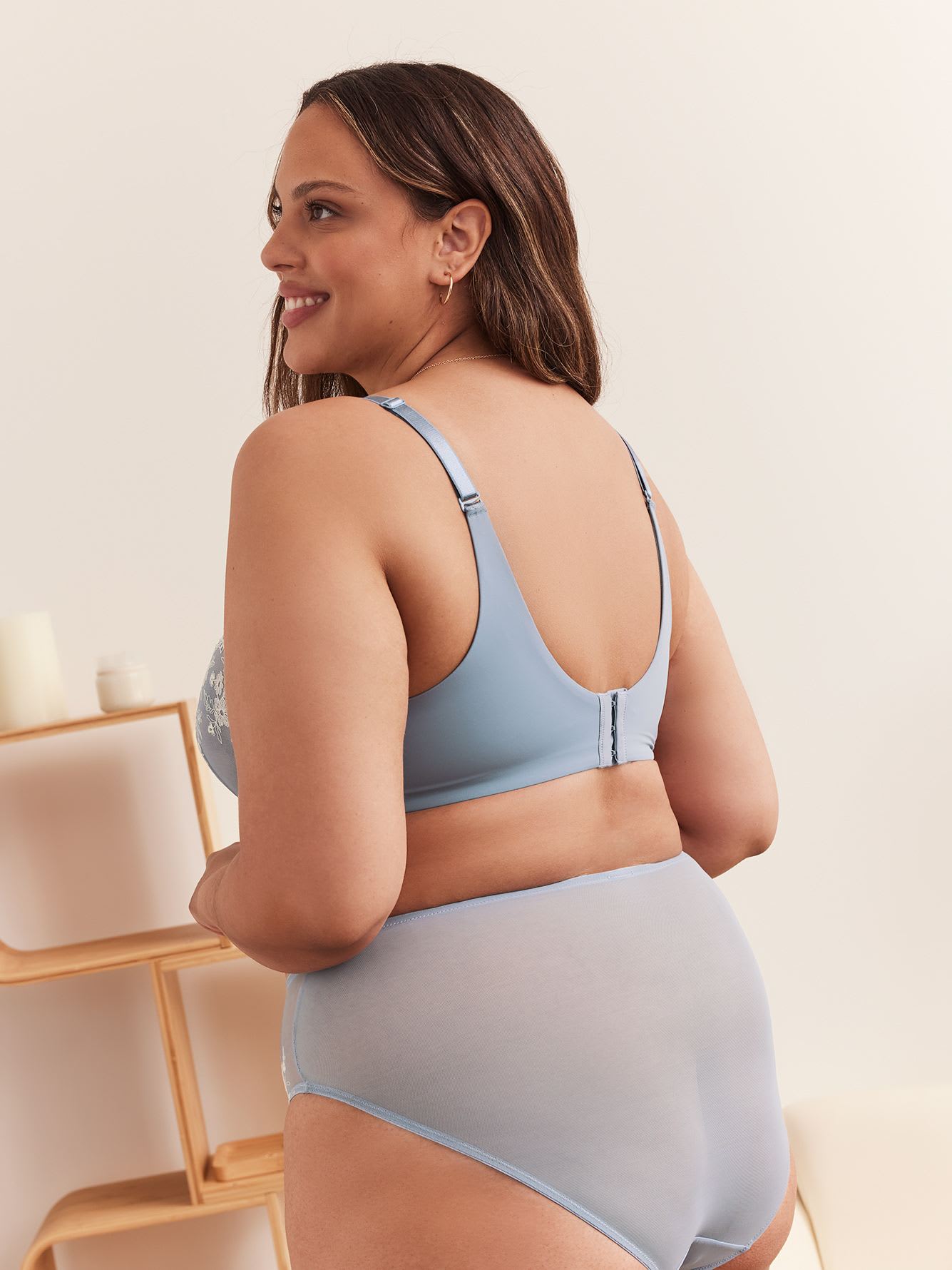 Underwire Unlined Embroidered Plunge Bra - Déesse Collection