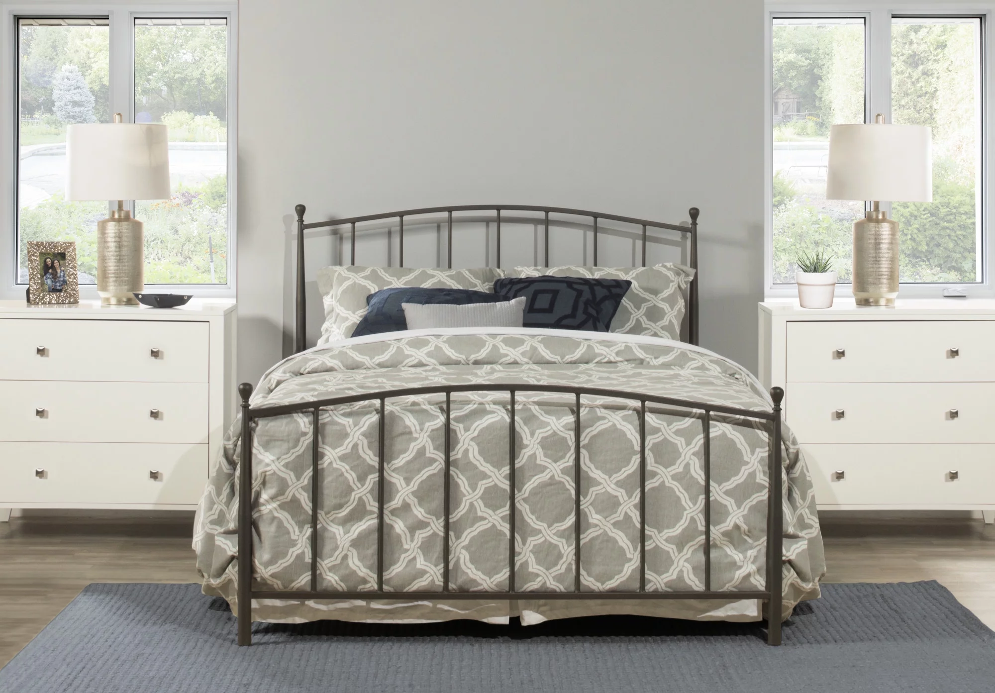 Hillsdale Furniture Warwick Gray Bronze Metal Queen Bed
