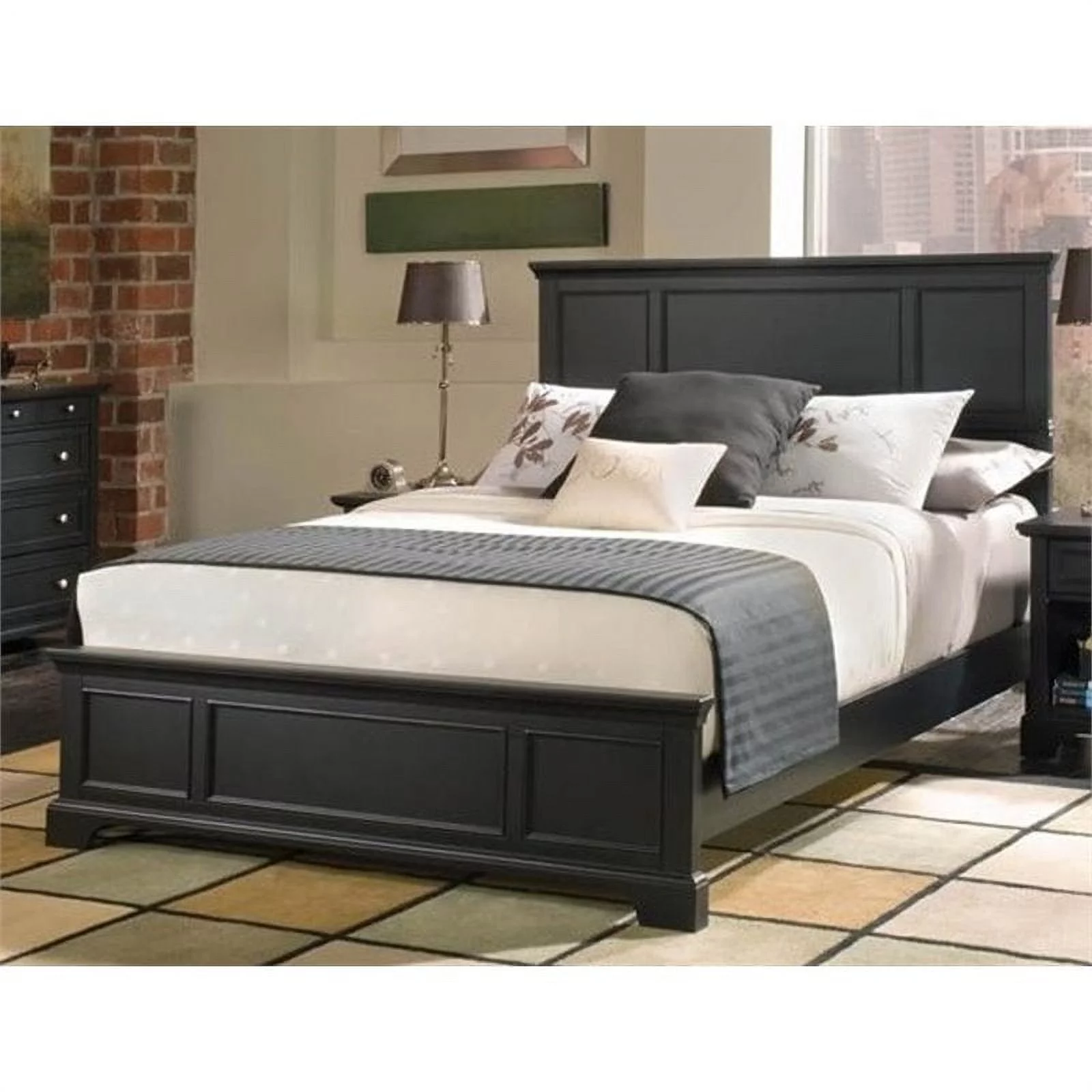 Hawthorne Collections Traditional Wood Queen Panel Bed in Black