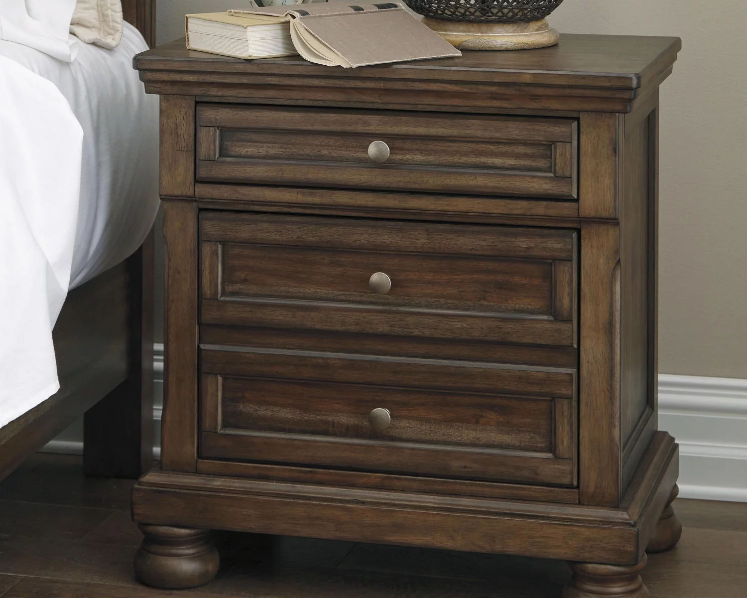 Signature Design by Ashley Flynnter 2 Drawer Nightstand Medium, Brown