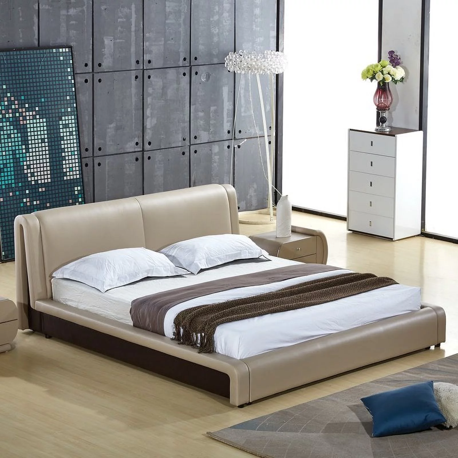 Uspridefurniture Bernadine Upholstered Platform Faux leather Bed