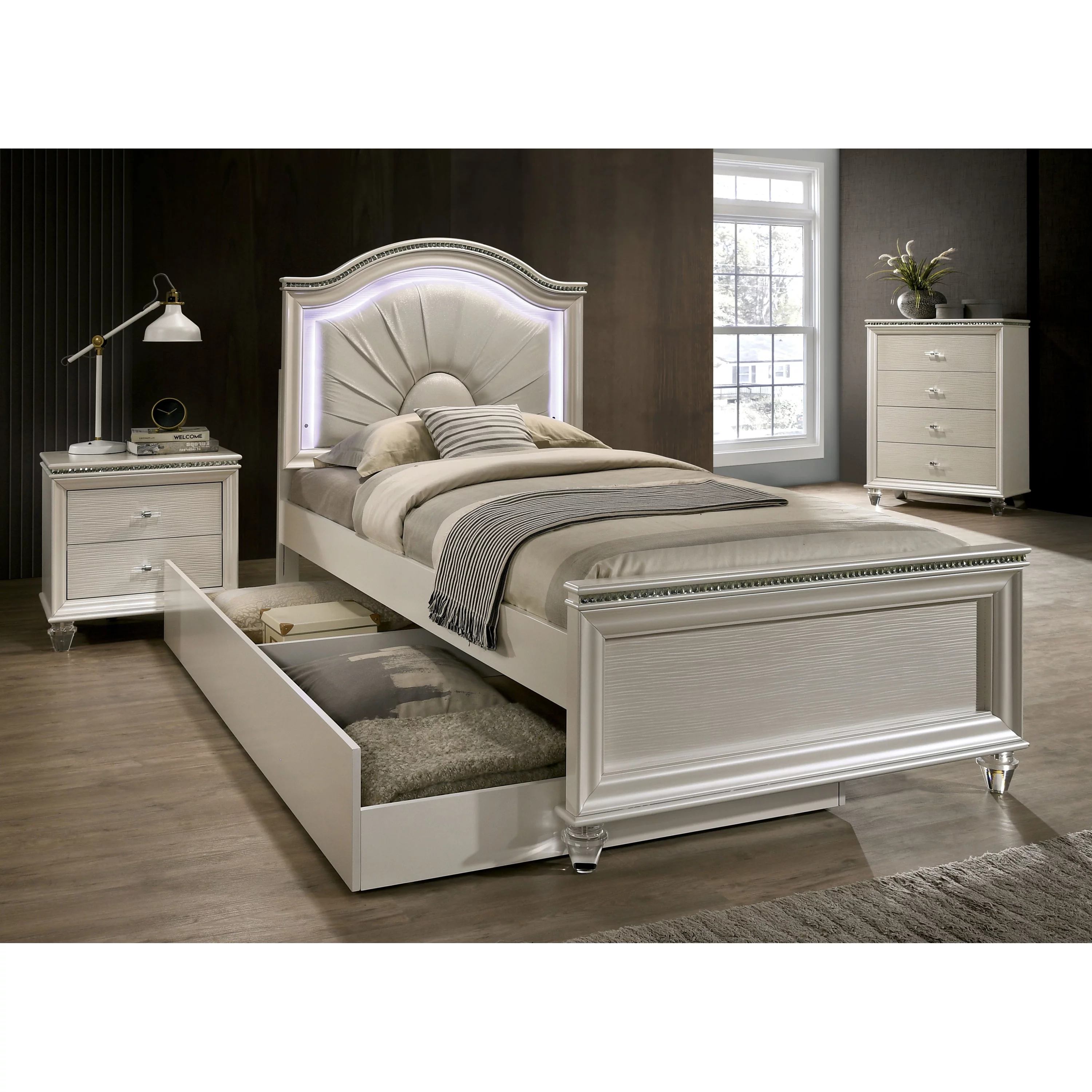 Silver Orchid Allenby Contemporary Pearl White 4-Drawer Chest by