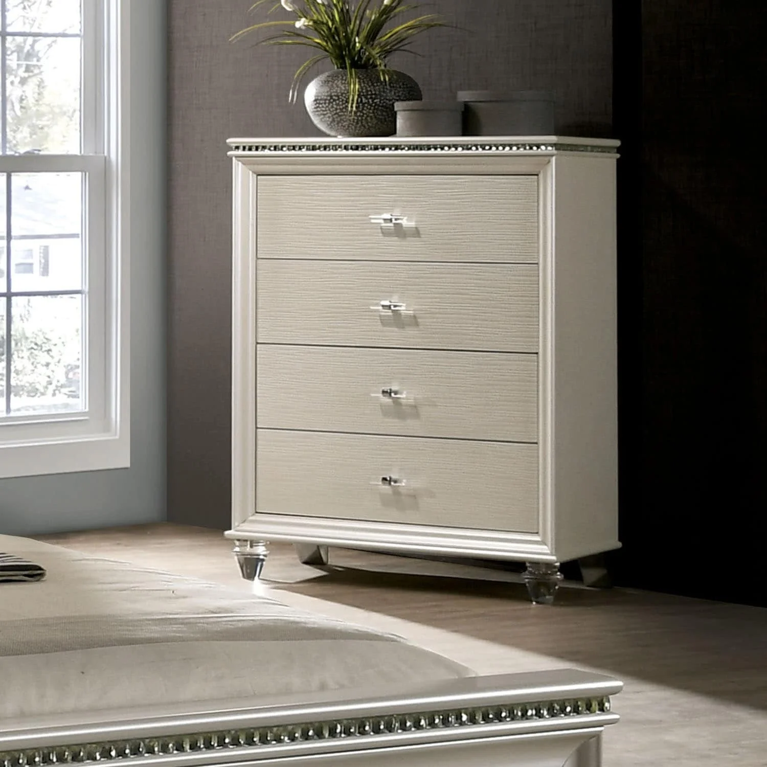 Silver Orchid Allenby Contemporary Pearl White 4-Drawer Chest by