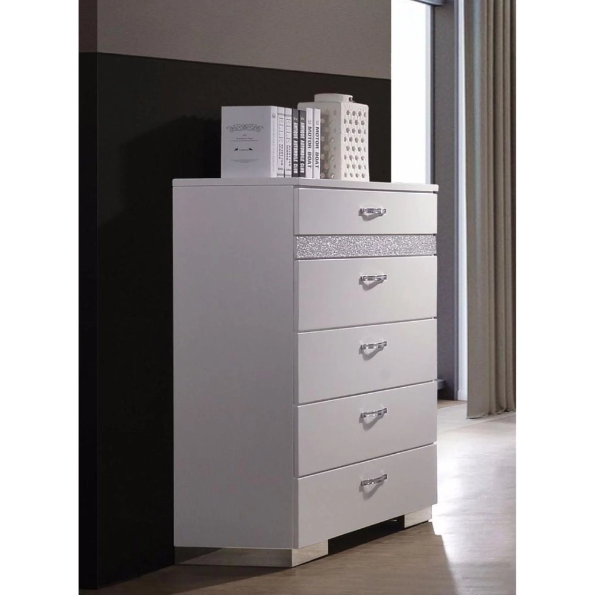 Chest With Six Center Metal Glide Drawers In White Gloss Finish