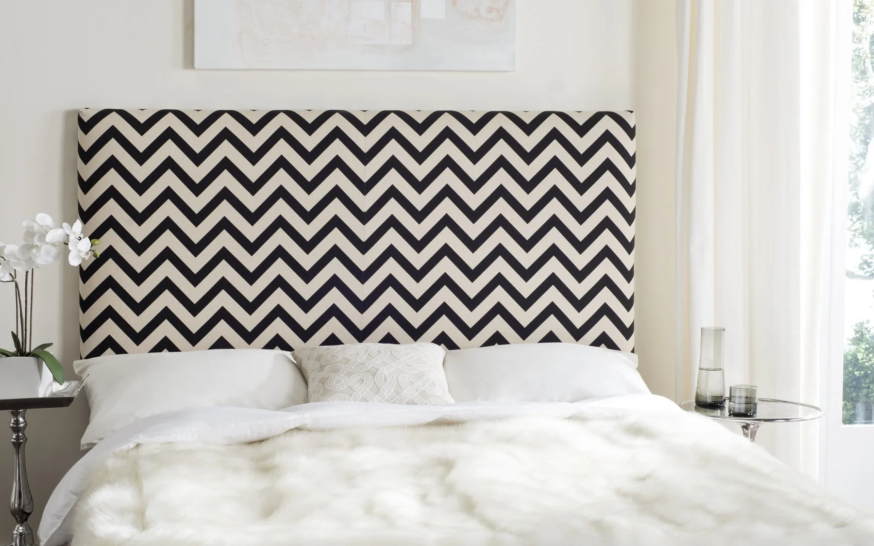 SAFAVIEH Ziggy Chevron Stripes Upholstered Headboard, King, Black/White Zig Zag