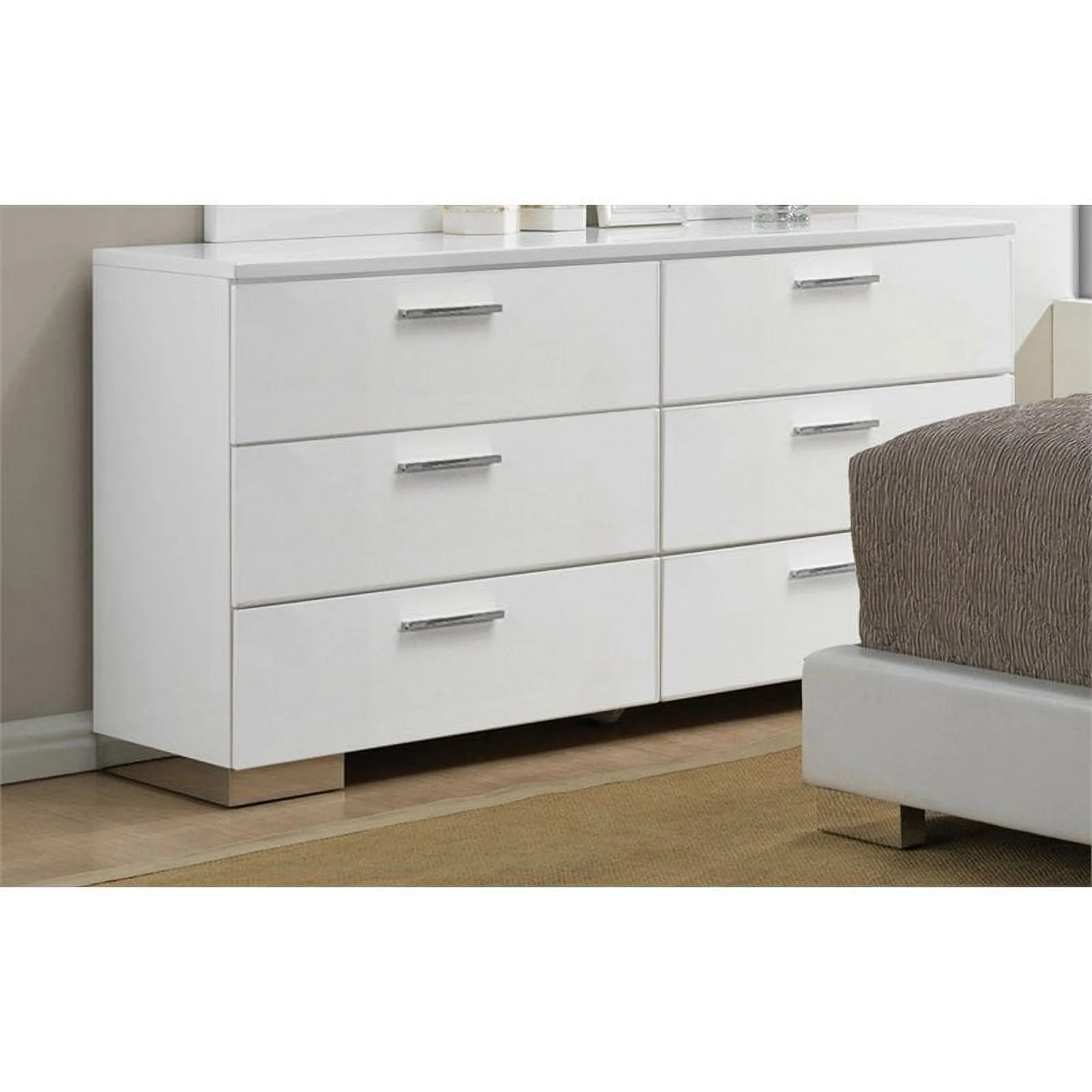 Bowery Hill 6 Drawer Dresser in White