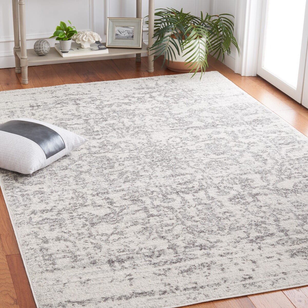 SAFAVIEH Madison Katina Traditional Area Rug, Silver/Ivory, 9' x 12'