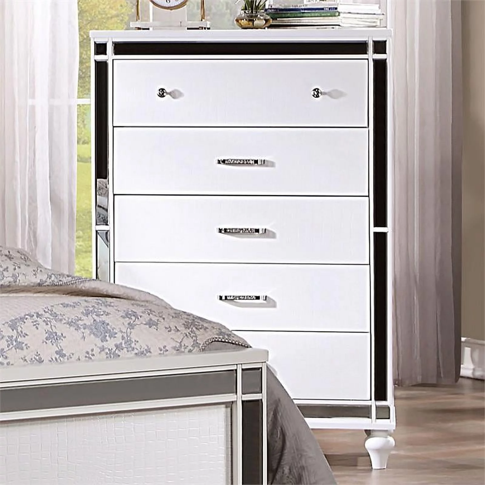 Furniture of America Xulu Contemporary Solid Wood 5-Drawer Chest in White