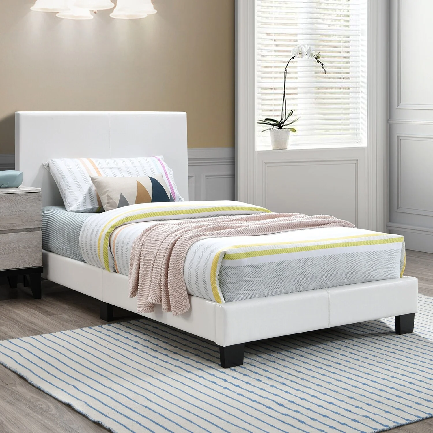 Simple Relax White Faux Leather Upholstered Platform Bed Queen