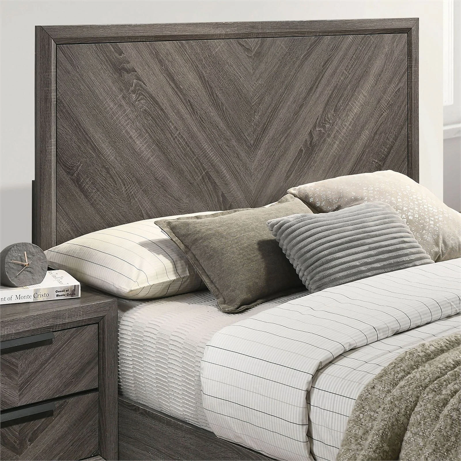 Bowery Hill Modern Chevron Pattern Wood Panel Queen Bed in Gray