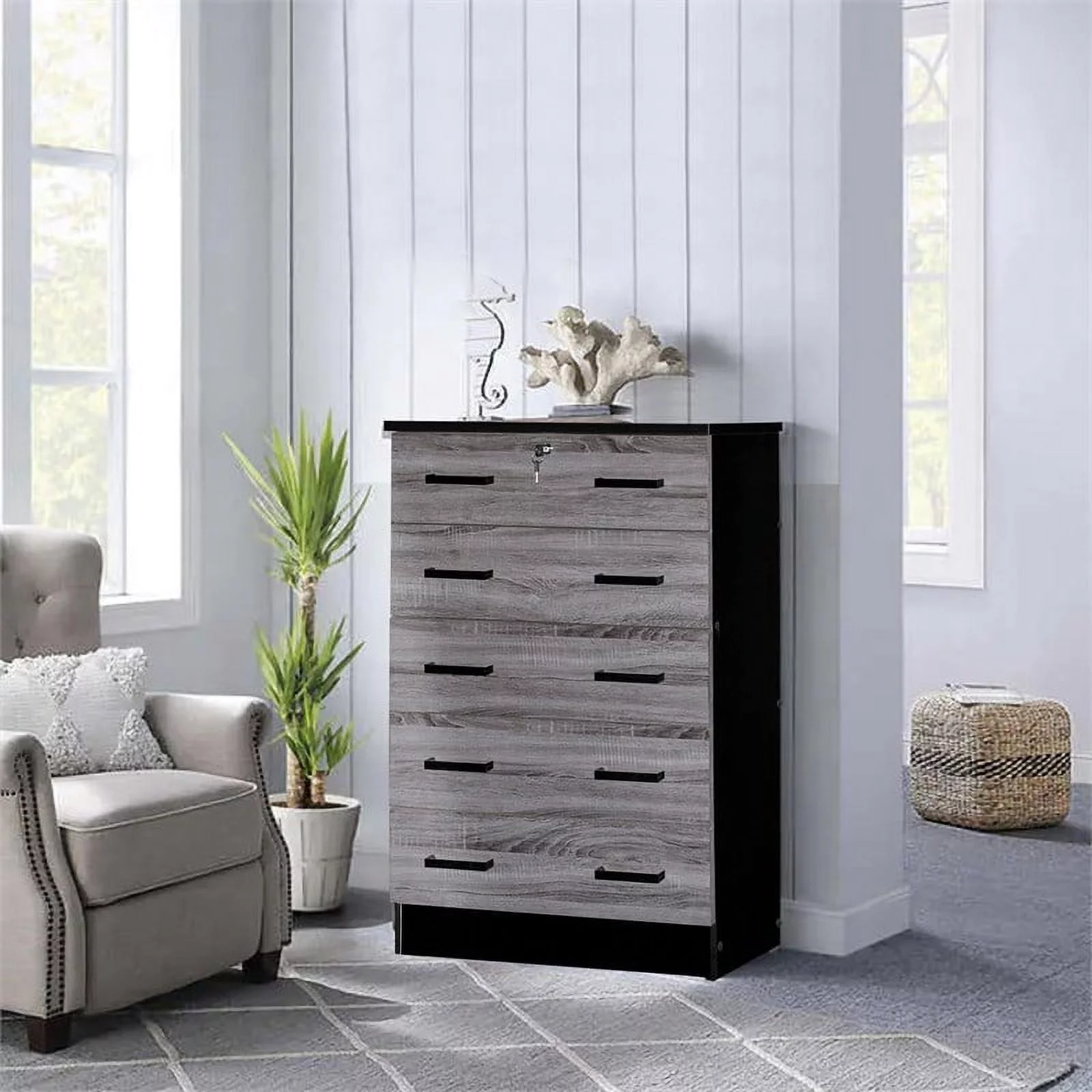 Pemberly Row Modern 5-Drawer Engineered Wood Chest Dresser with Lock in Black
