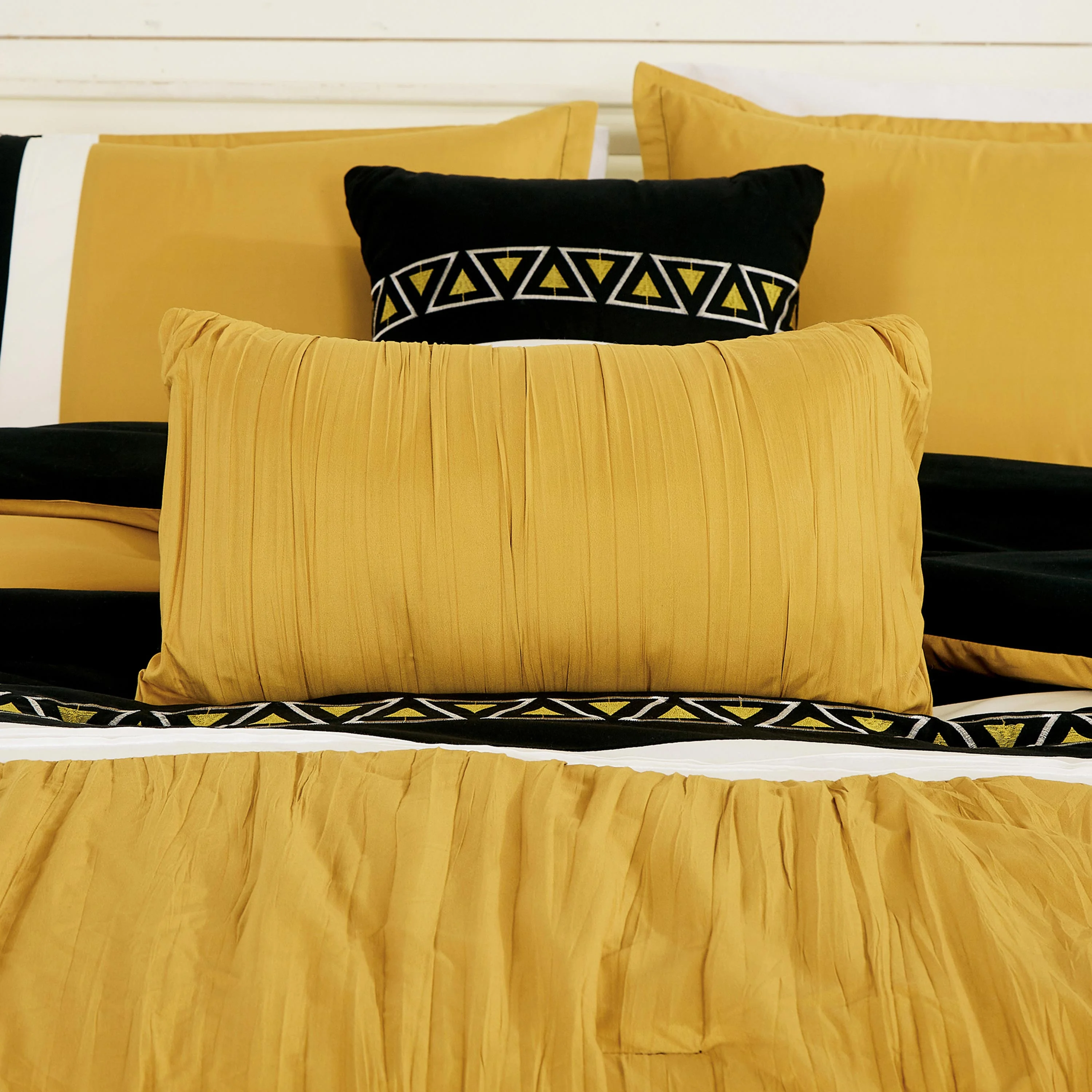 HIG Luxurious 7-Piece Embroidered King Bedding Set - Elegant Design & Cozy Comfort - Ideal for Home Decor, Yellow Bed in a Bag
