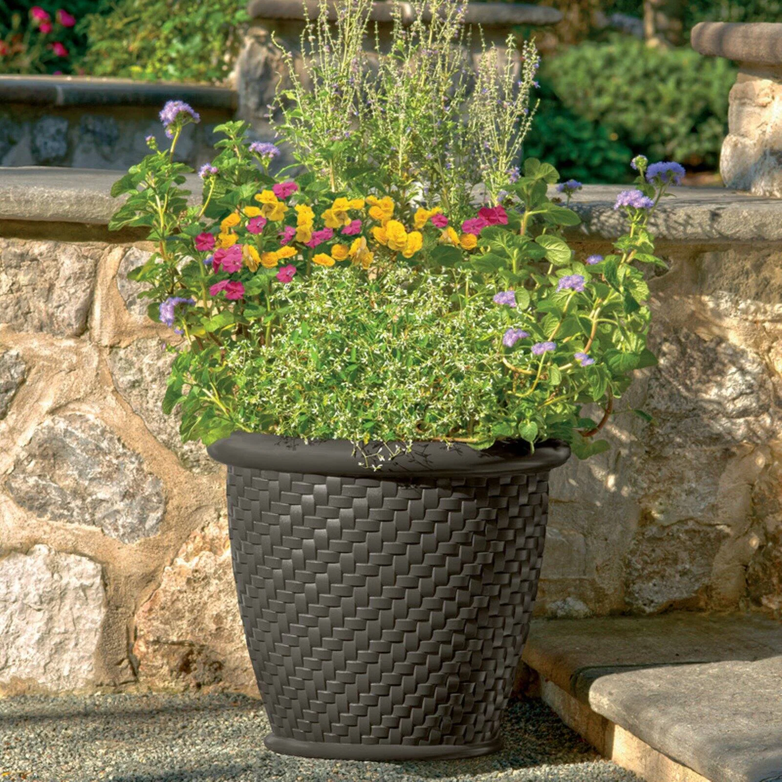 Suncast Herringbone 18 in Round Blow Molded Resin Planter,Java (2-Pack)
