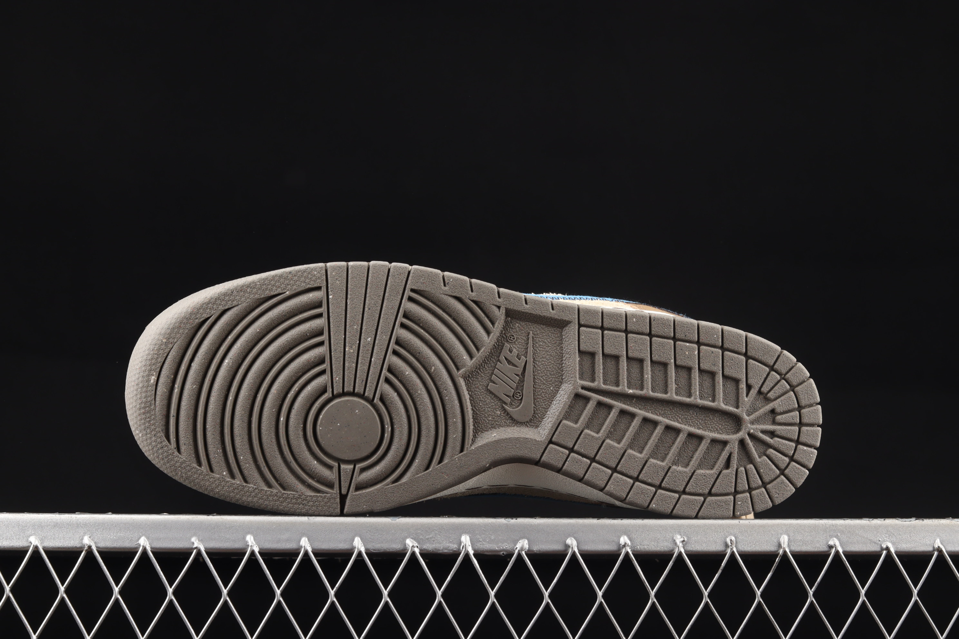 size? x Dunk Low  Dark Driftwood - vstockx