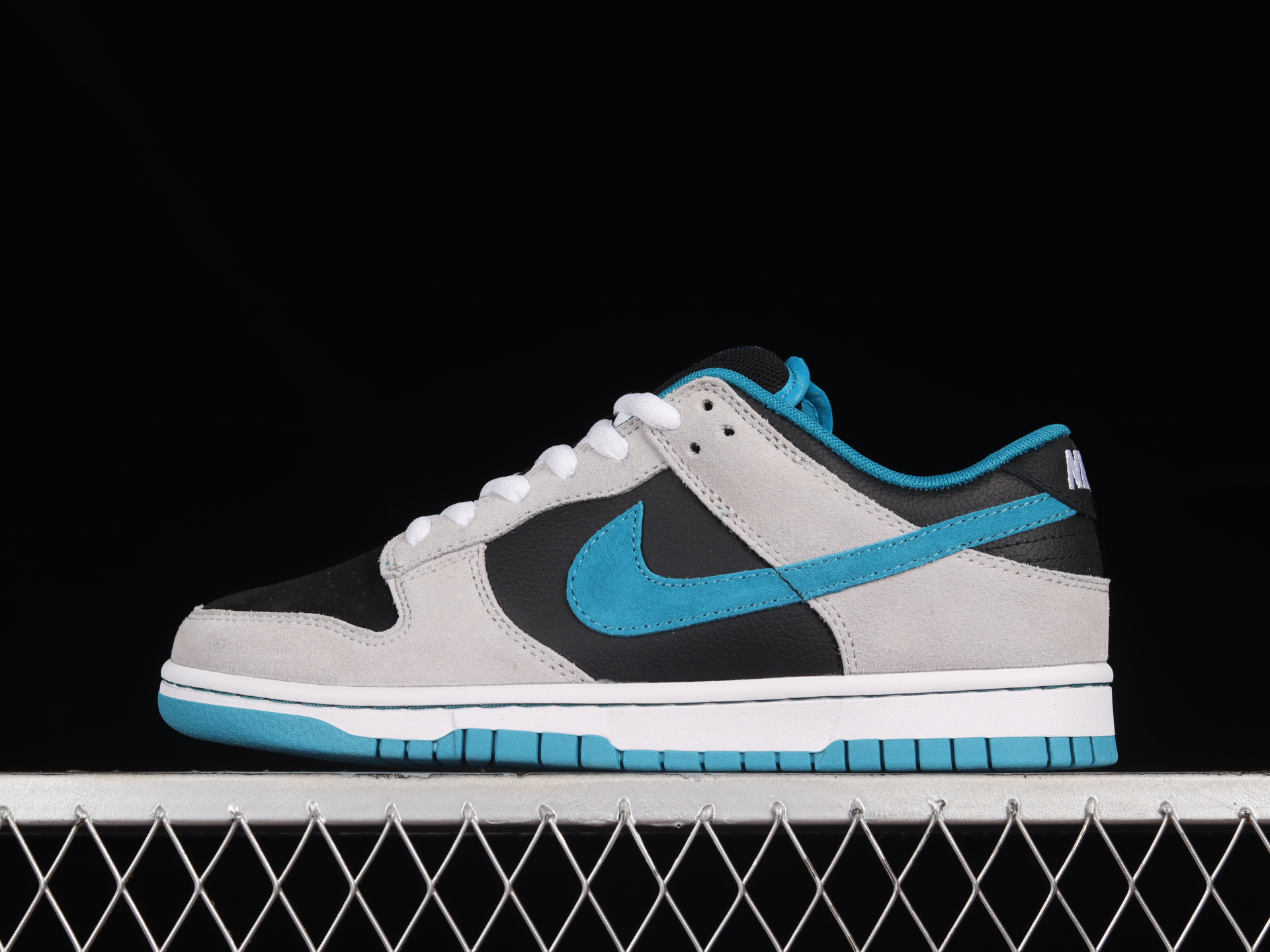 Dunk Low Pro SB  Chrome Ball Incident  304292-012 - vstockx