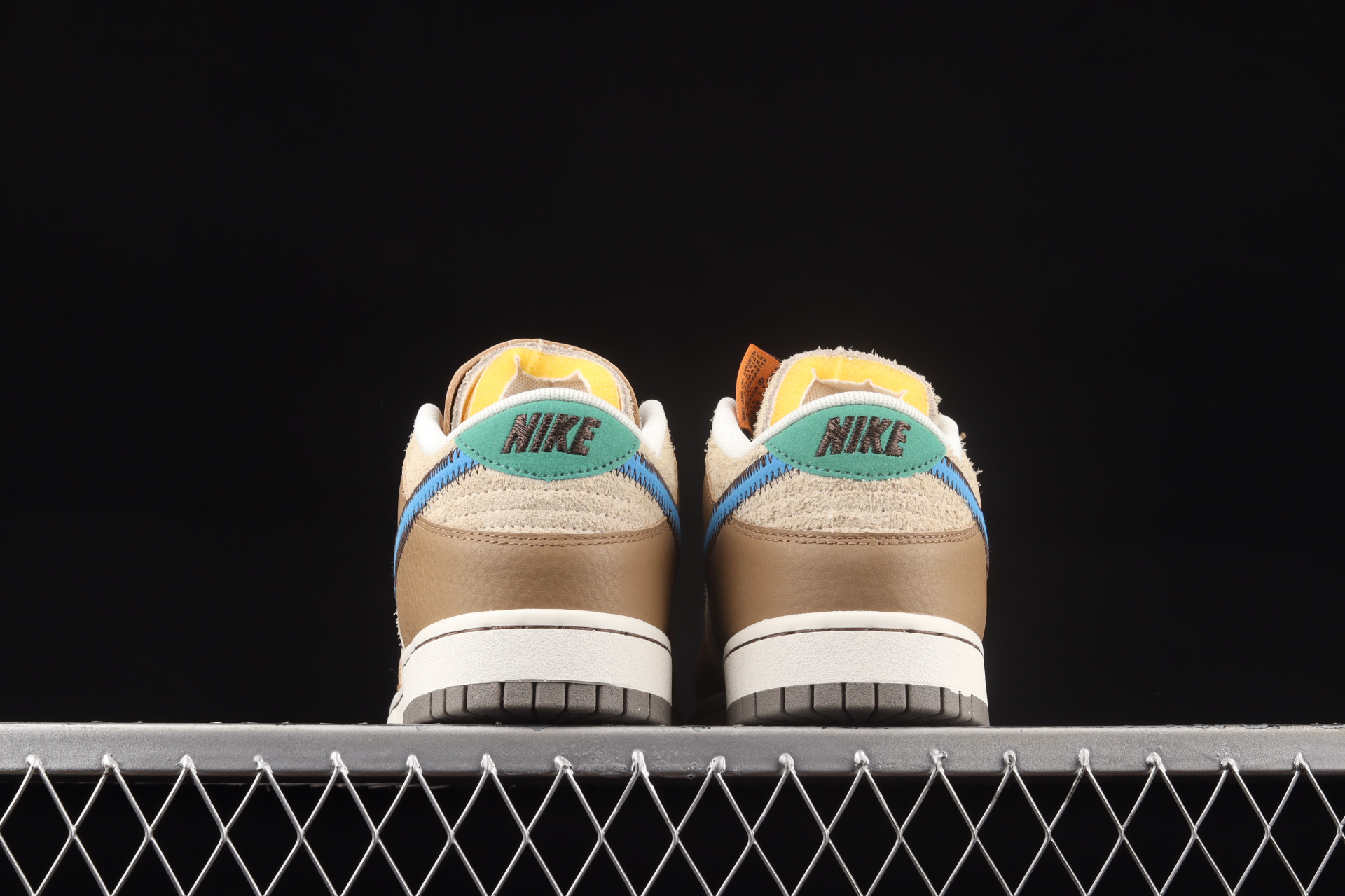 size? x Dunk Low  Dark Driftwood - vstockx