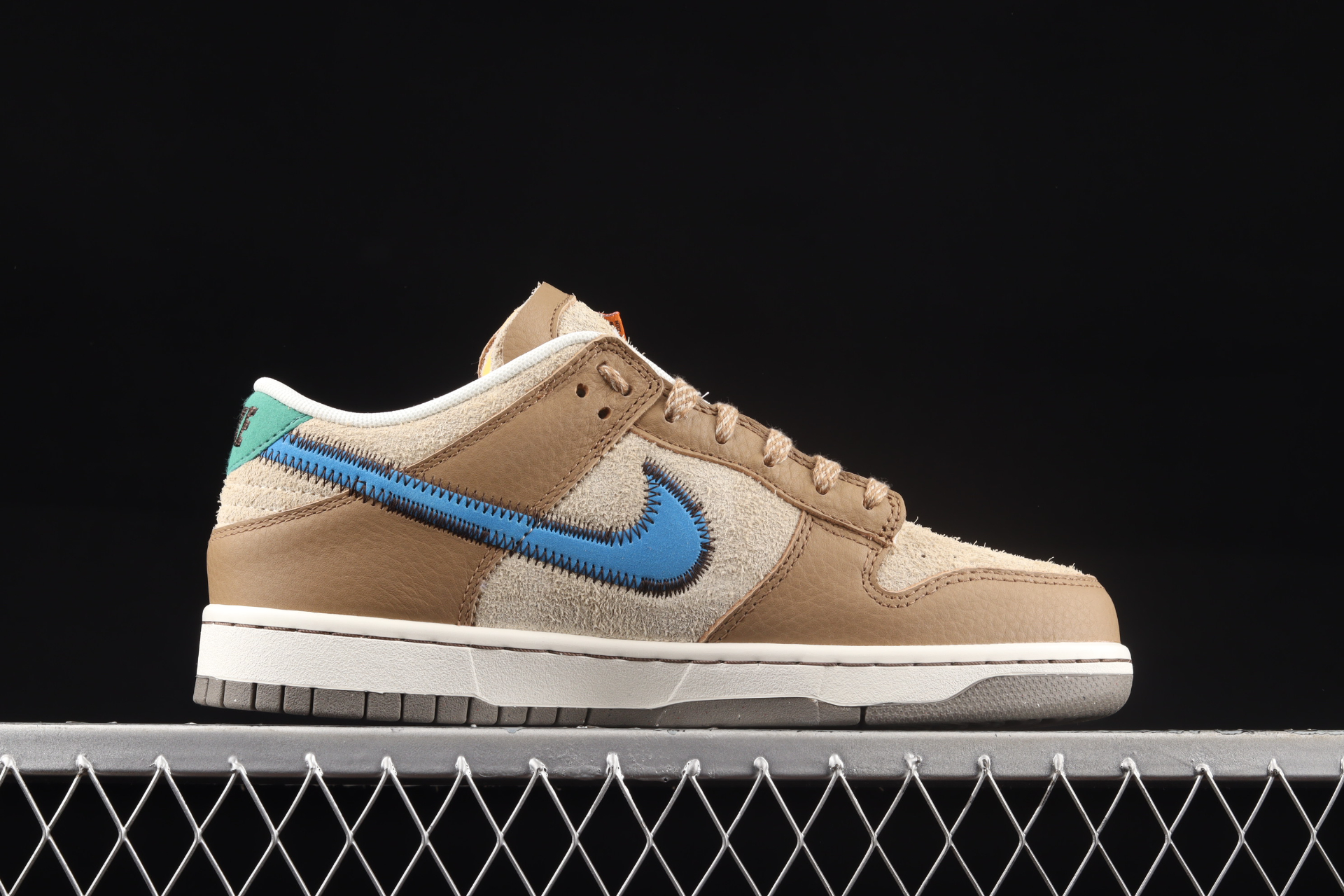 size? x Dunk Low  Dark Driftwood - vstockx