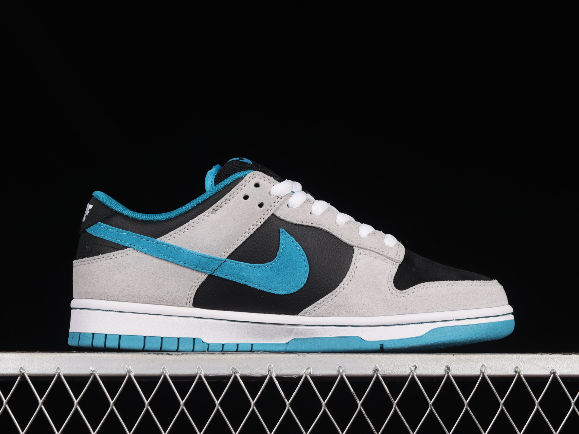 Dunk Low Pro SB  Chrome Ball Incident  304292-012 - vstockx