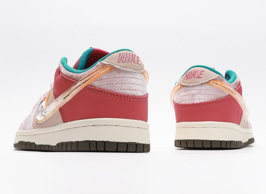 Social Status x Dunk Low GS  Strawberry Milk  DM3349-600 - vstockx