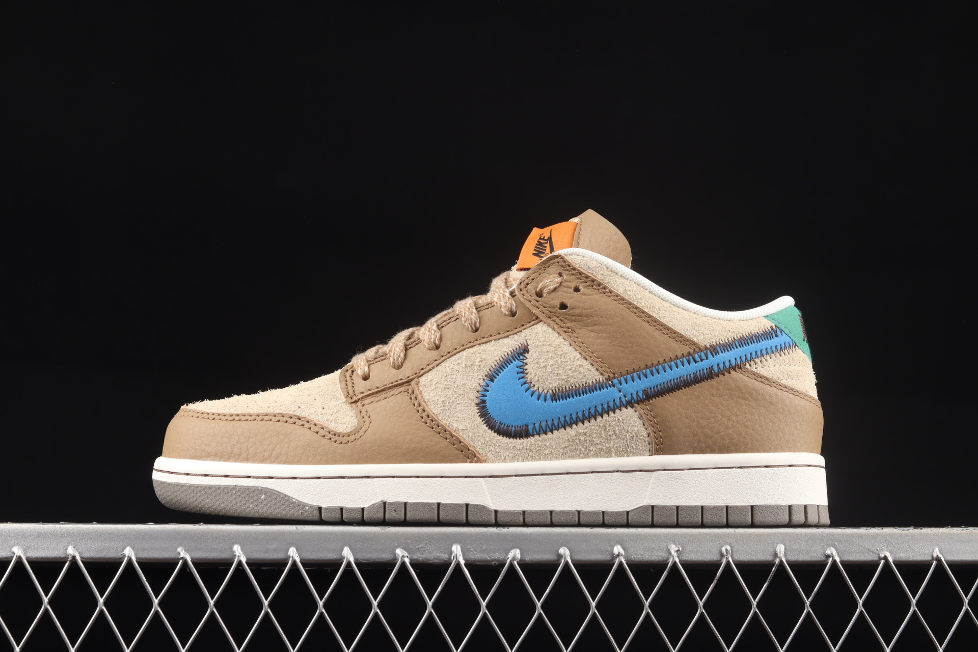 size? x Dunk Low  Dark Driftwood - vstockx