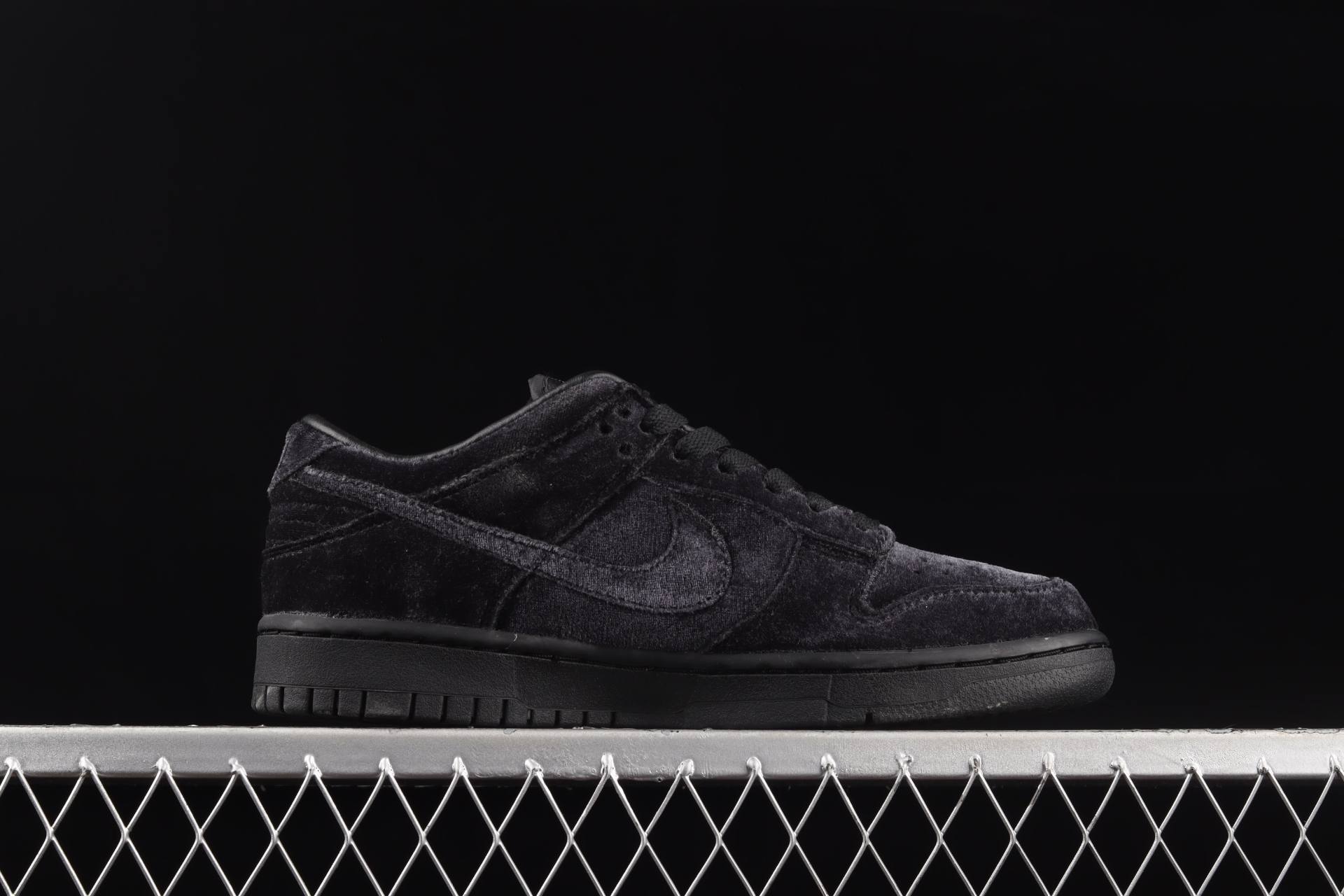 Dover Street Market x Dunk Low  Black Velvet  DH2686-002 - vstockx