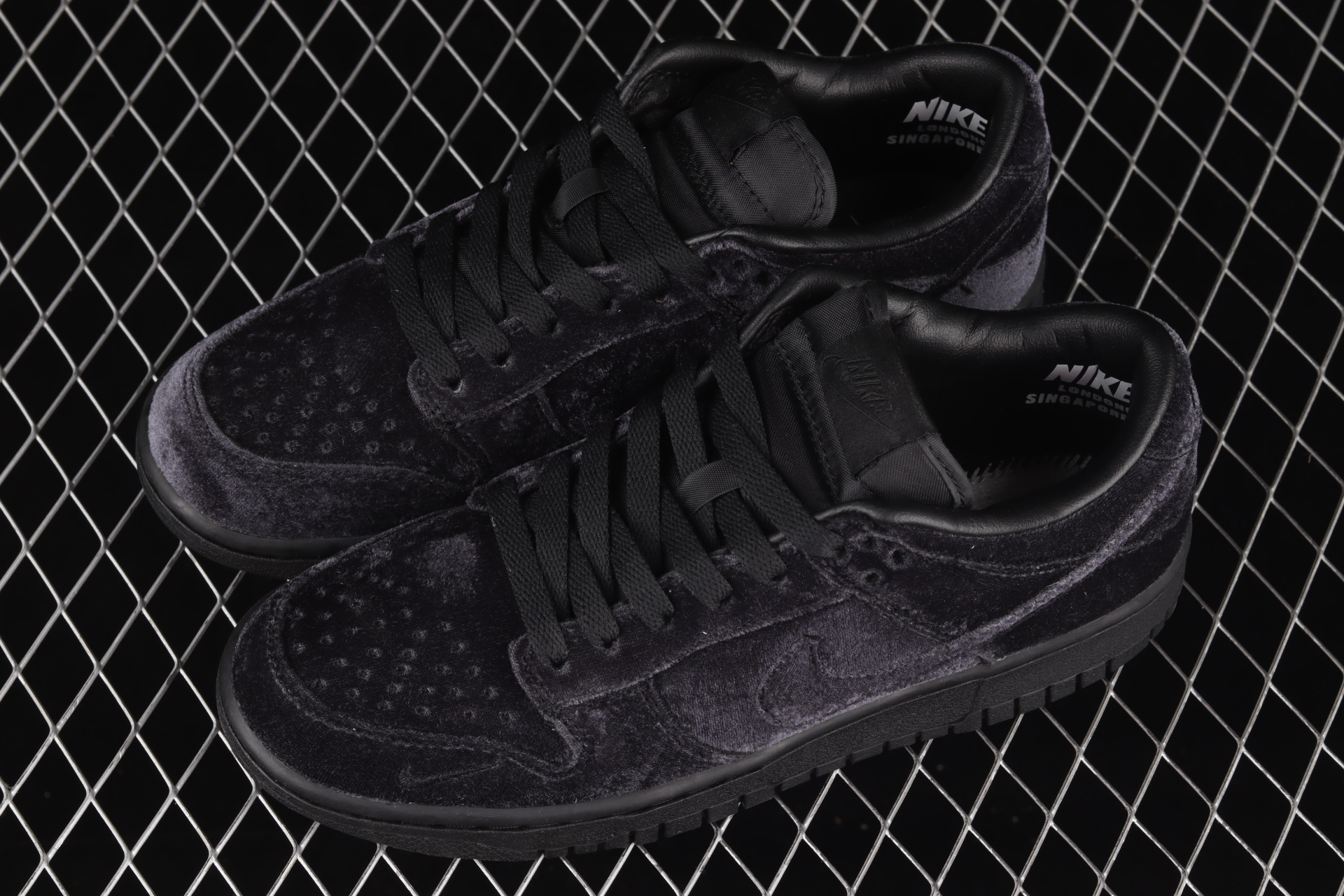 Dover Street Market x Dunk Low  Black Velvet  DH2686-002 - vstockx