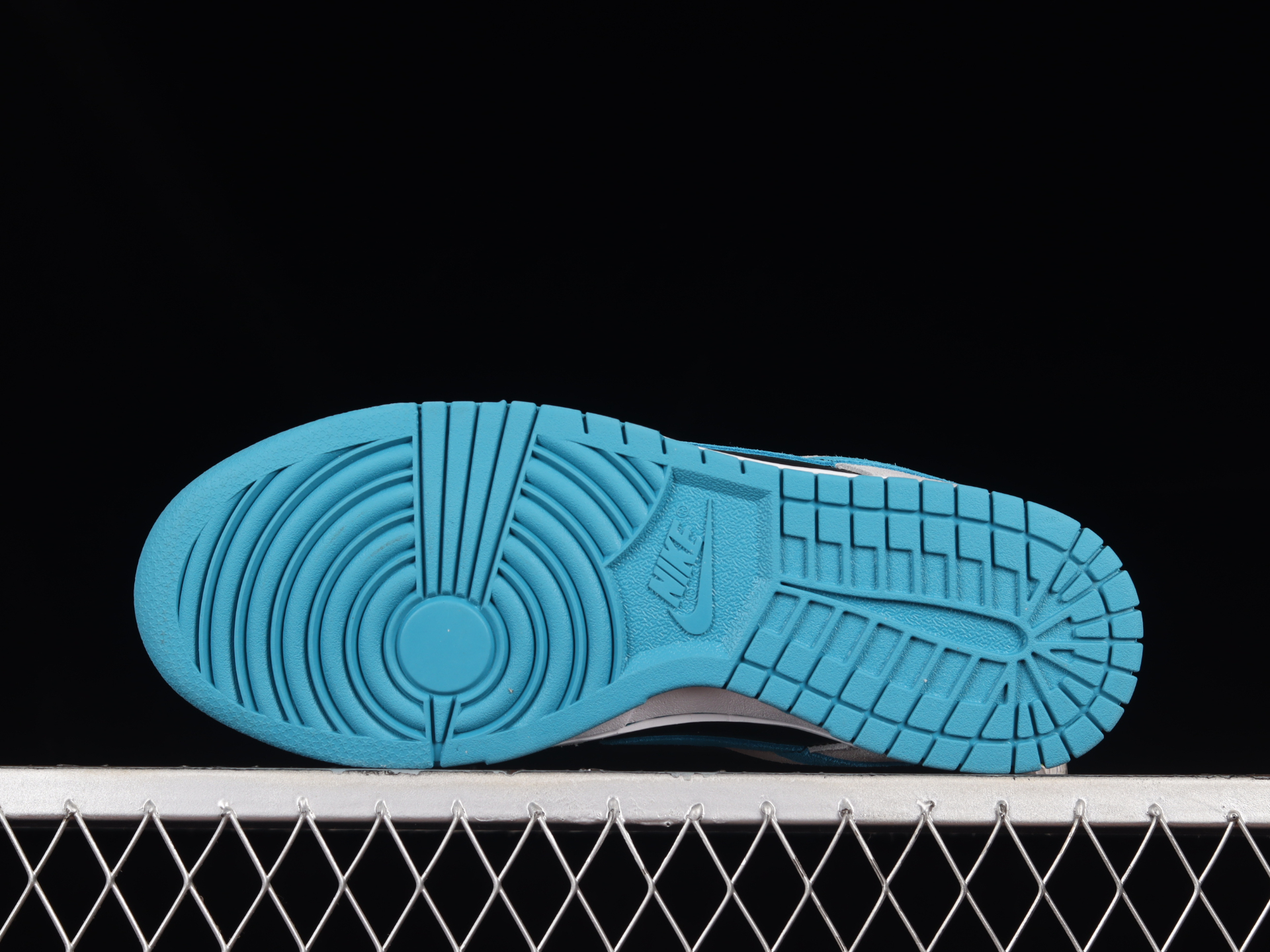 Dunk Low Pro SB  Chrome Ball Incident  304292-012 - vstockx