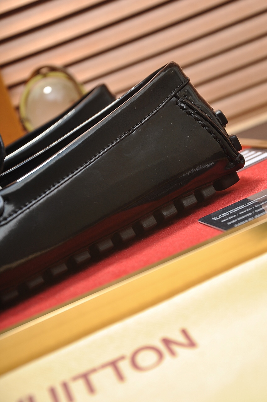 Louis Vuitton Leather Boots 16 - vstockx