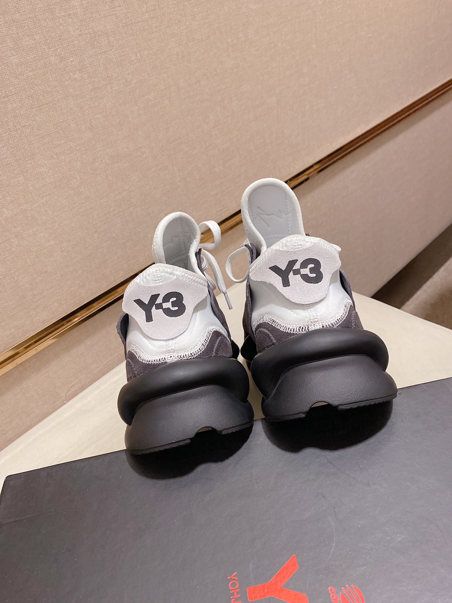 Y-3 Kaiwa Lace-Up Sneakers 18 - vstockx