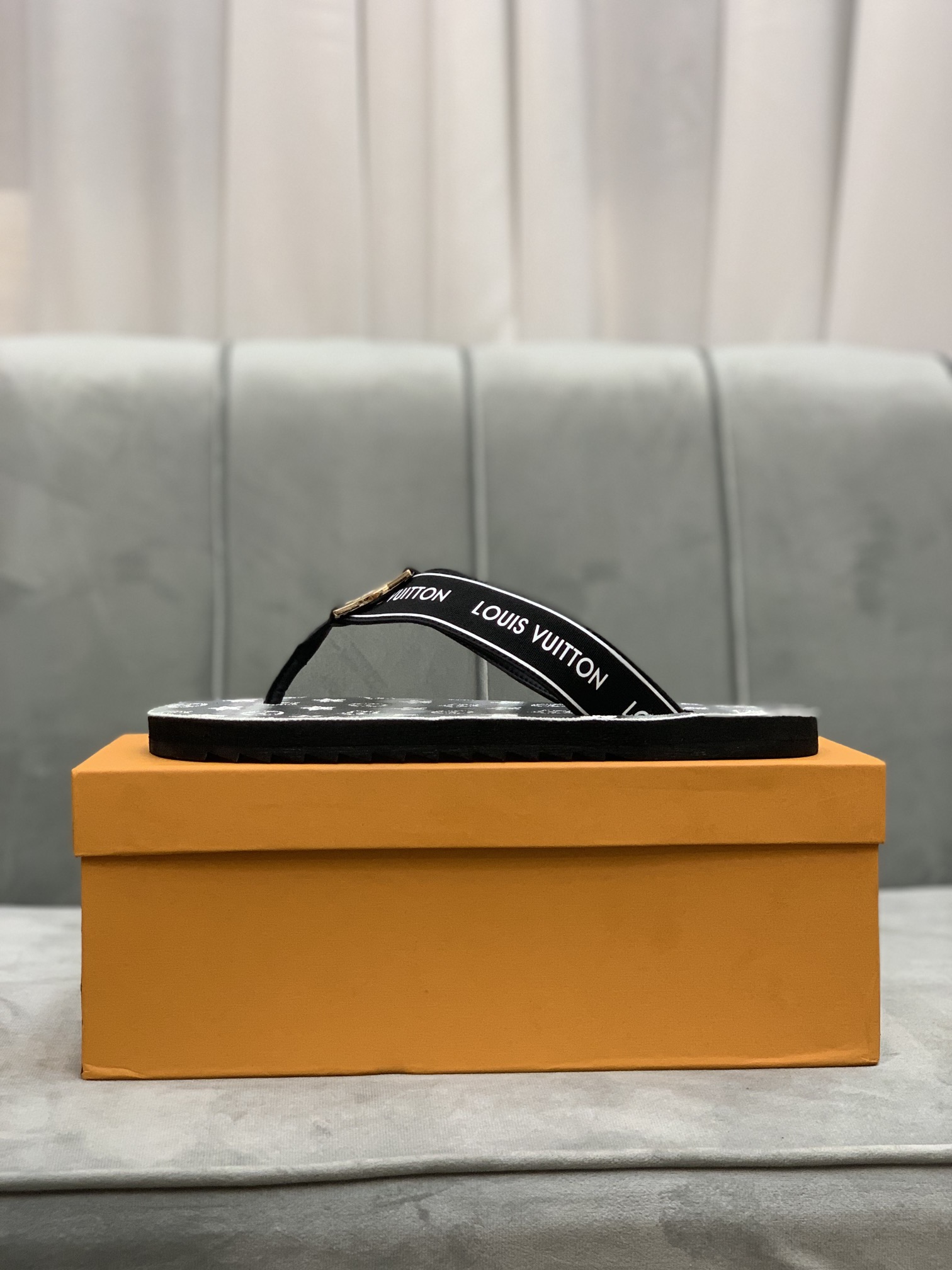 Louis Vuitton Slipper 43 - vstockx