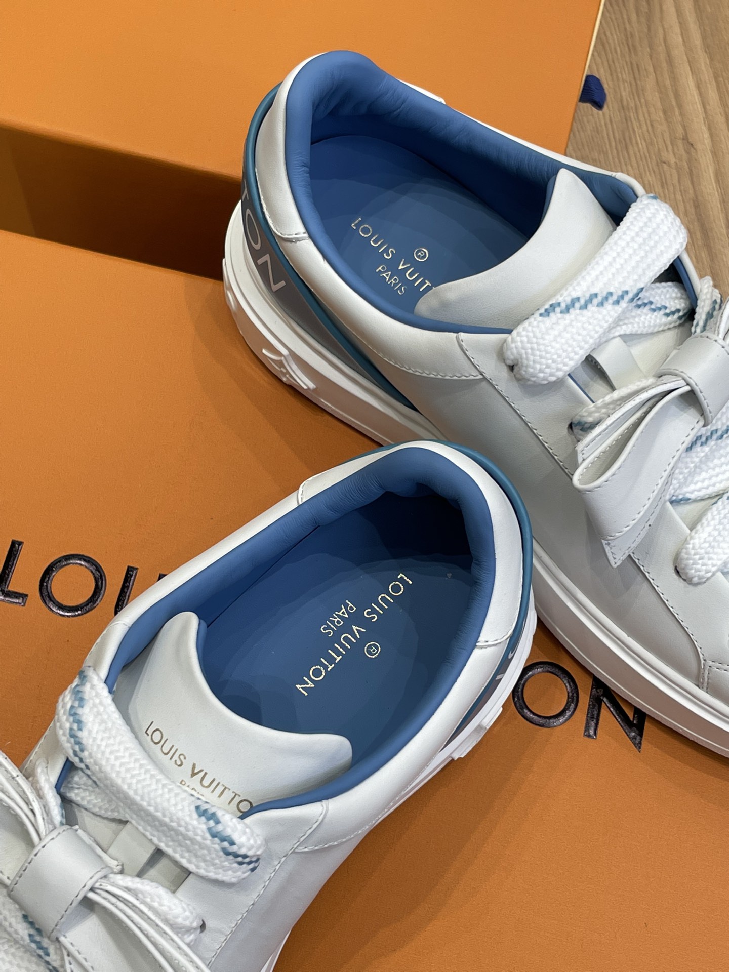Louis Vuitton SNEAKER 4 - vstockx