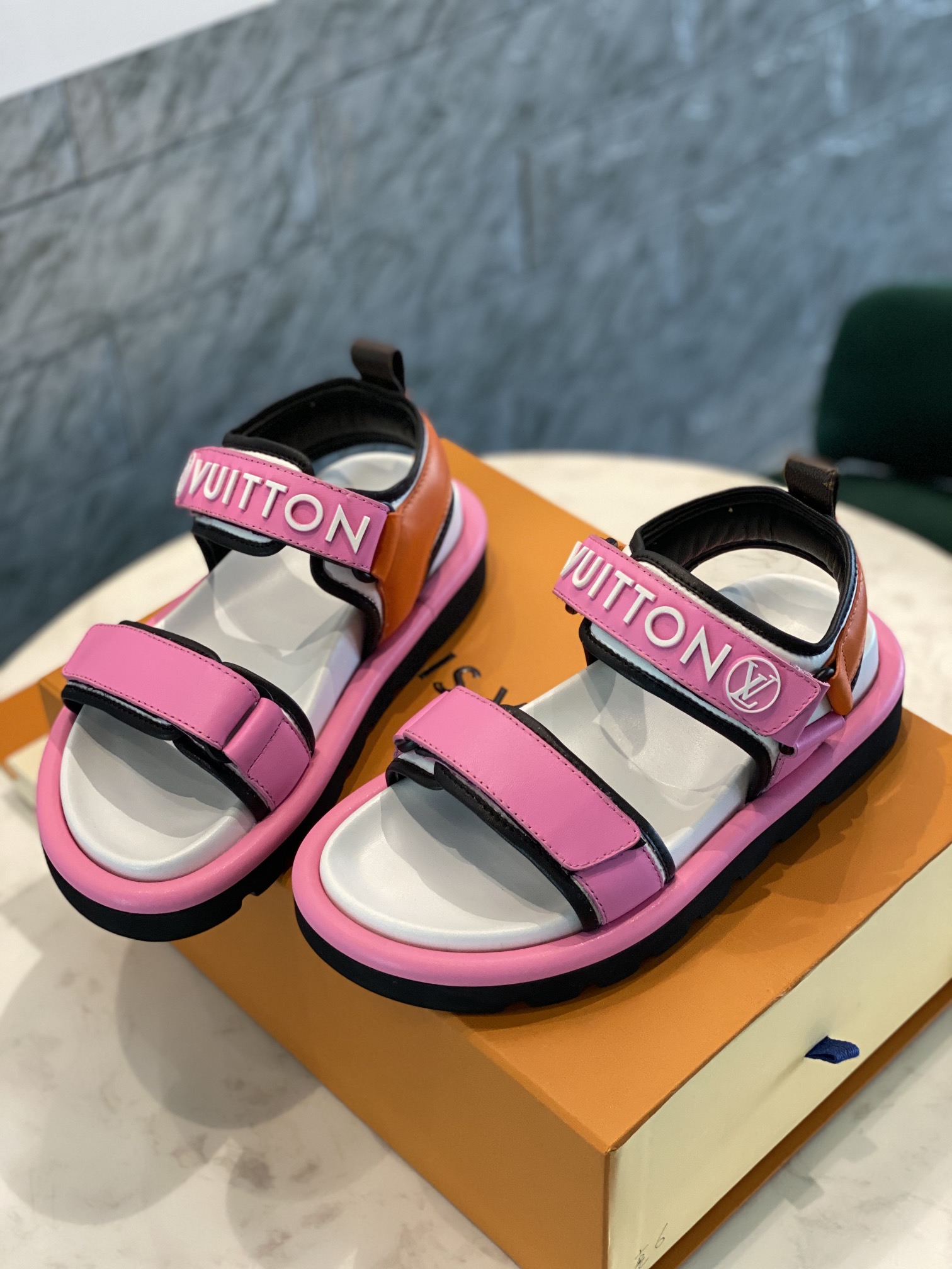 Louis Vuitton PASEO FLAT COMFORT SANDALS WOMEN 9 - vstockx