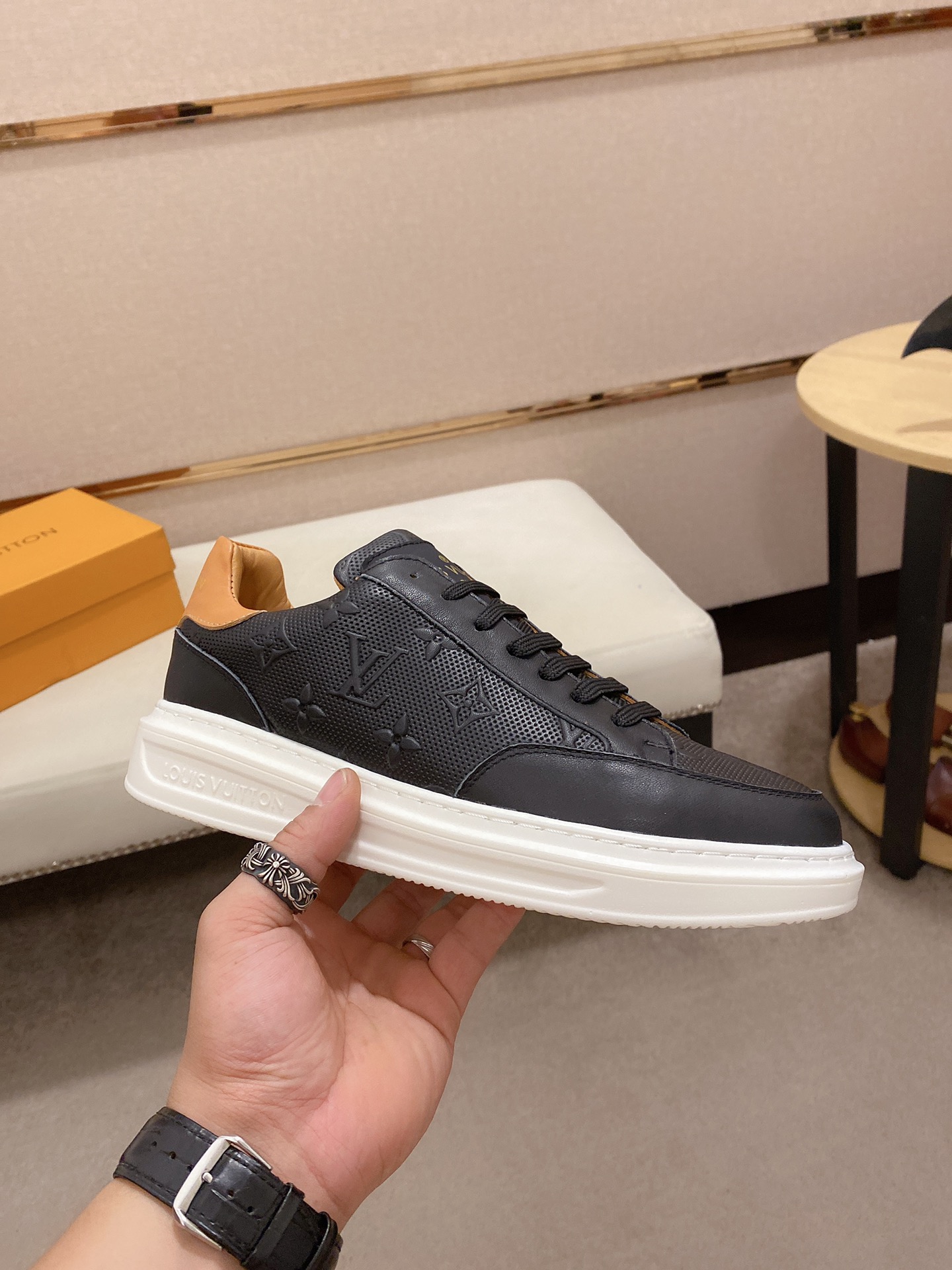 Louis Vuitton Low Top sneaker 119 - vstockx