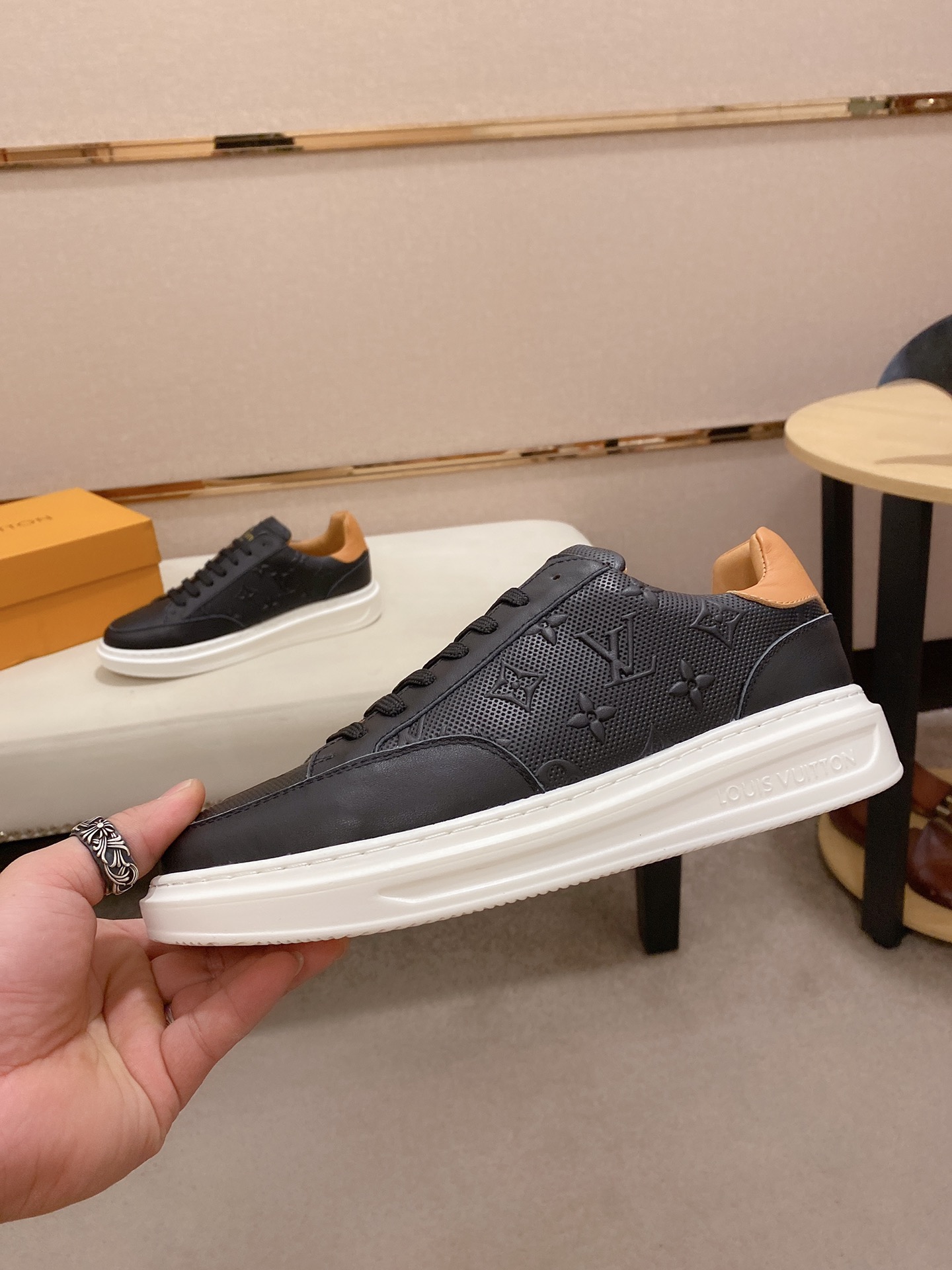 Louis Vuitton Low Top sneaker 119 - vstockx