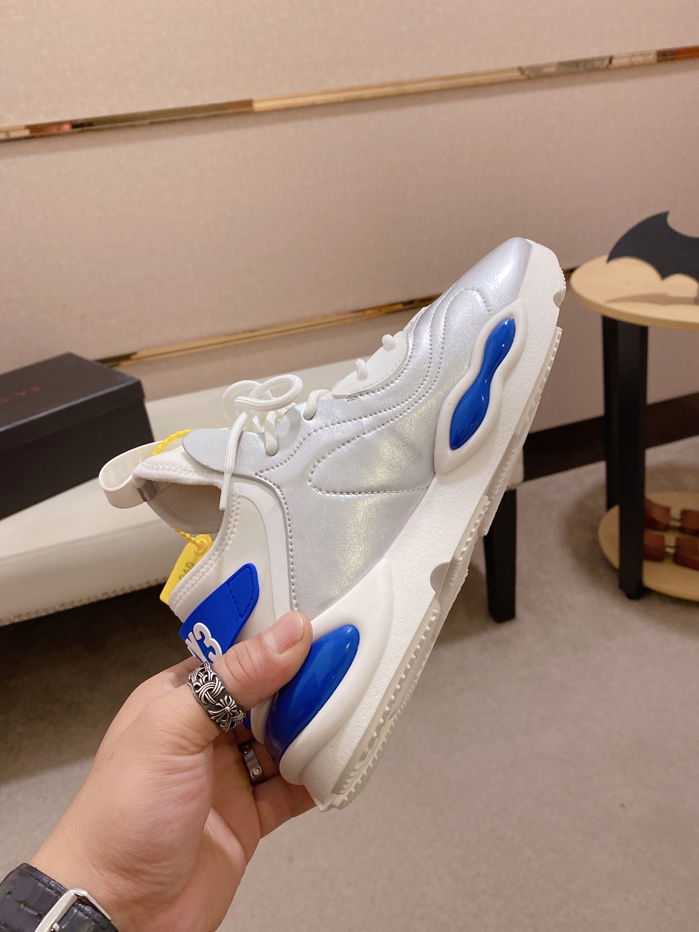 Y-3 Kaiwa Lace-Up Sneakers 2 - vstockx