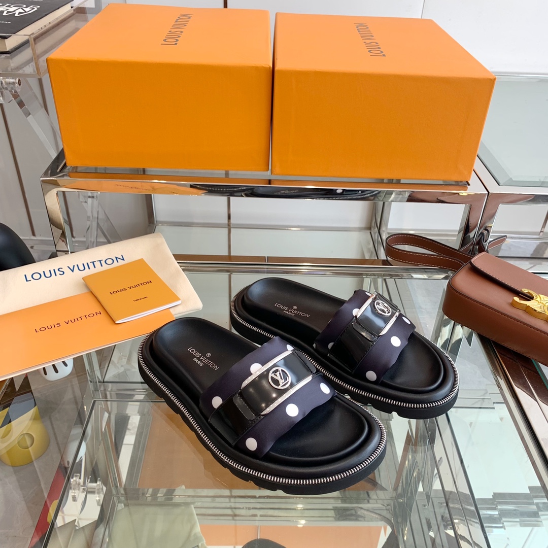 Louis Vuitton POOL PILLOW FLAT COMFORT MULES 4 - vstockx