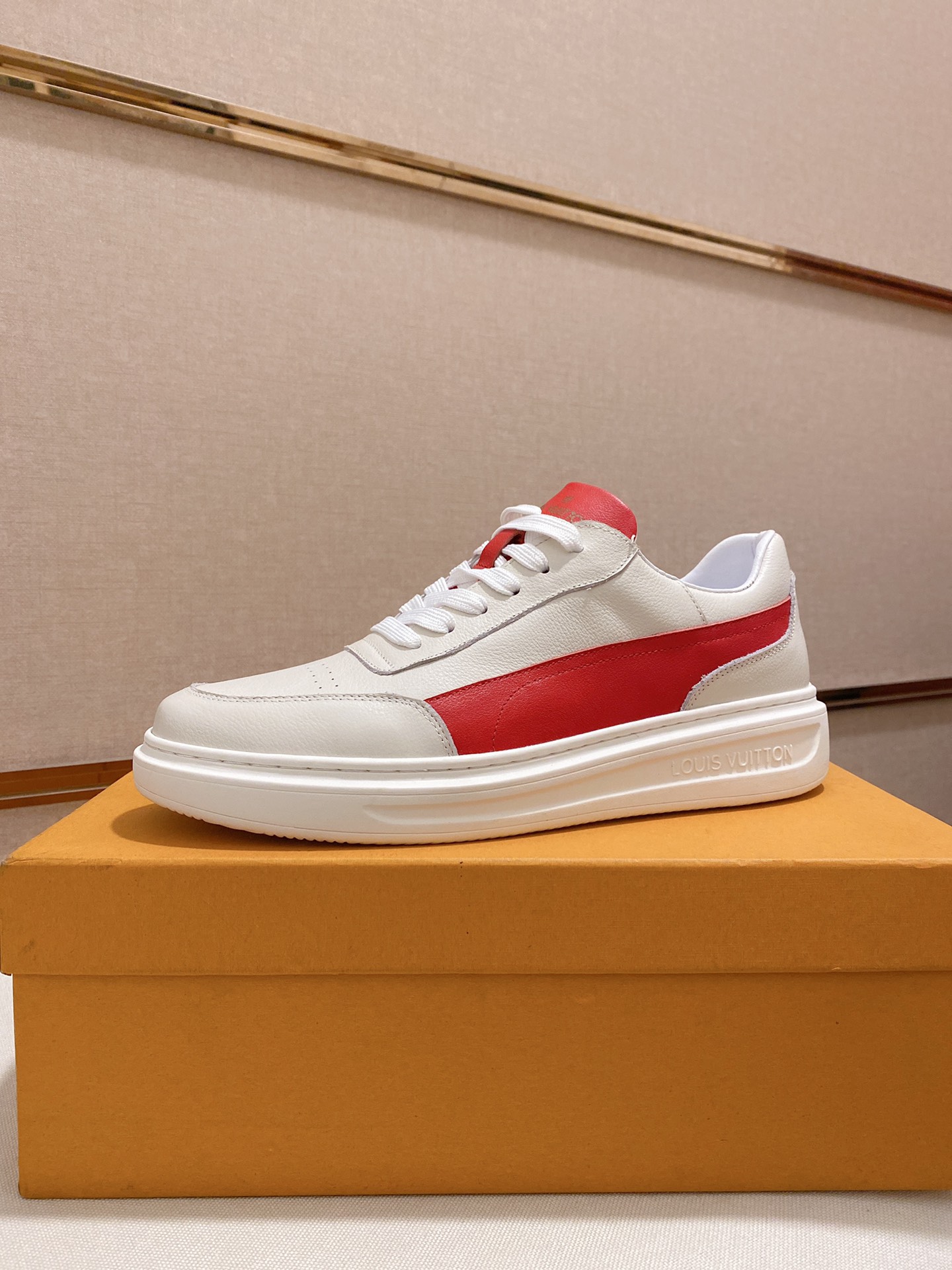 Louis Vuitton Low Top sneaker 122 - vstockx