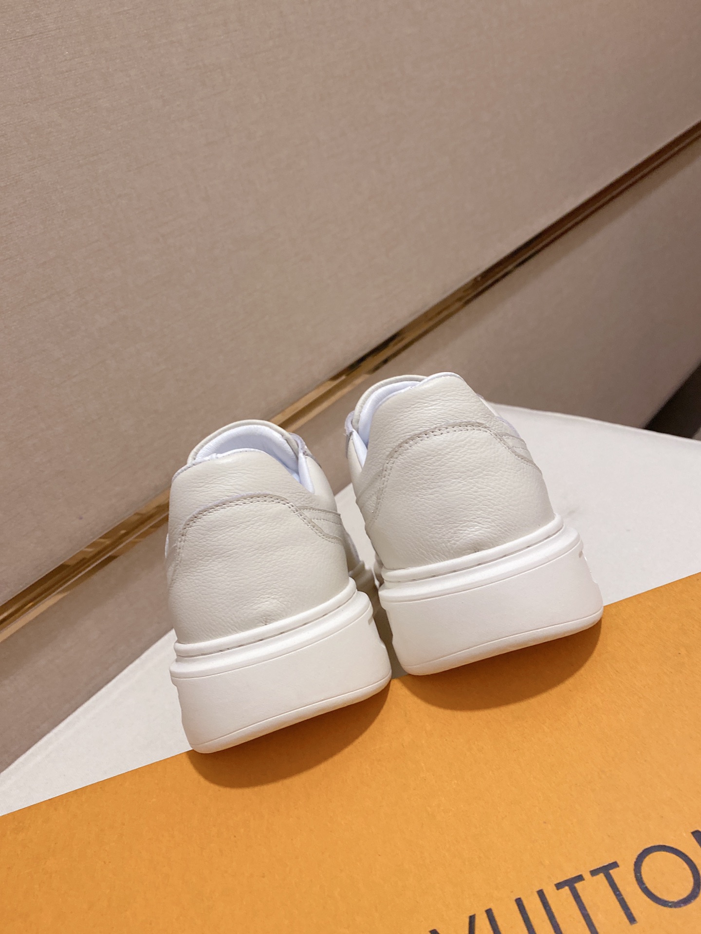 Louis Vuitton Low Top sneaker 125 - vstockx